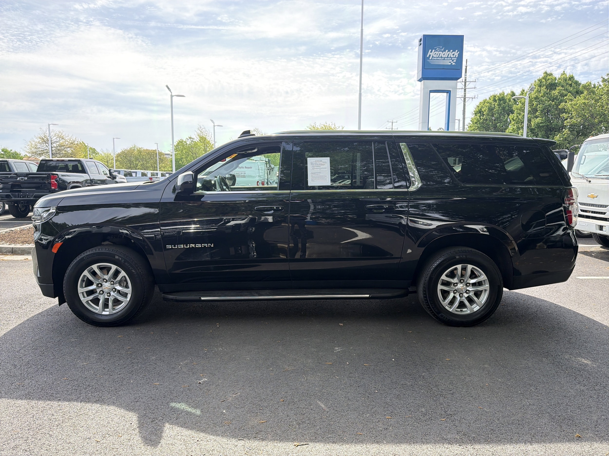 2024 Chevrolet Suburban LT photo 5