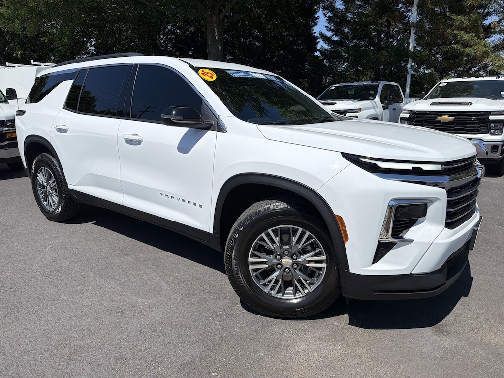 Used 2025 Chevrolet Traverse AWD LT SUV