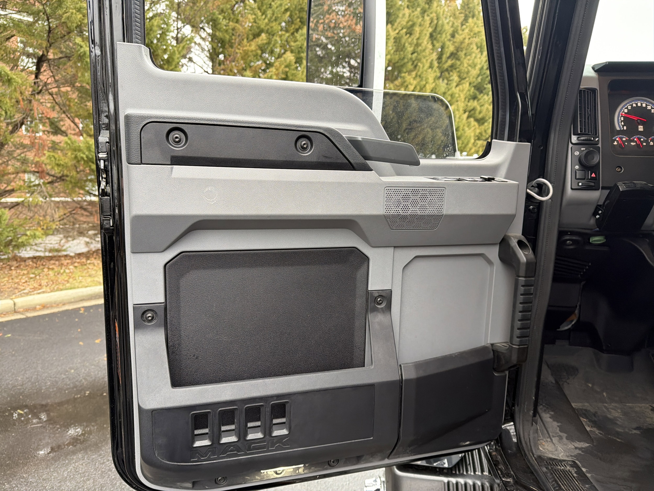 2025 Mack MD7 Flatbed photo 4