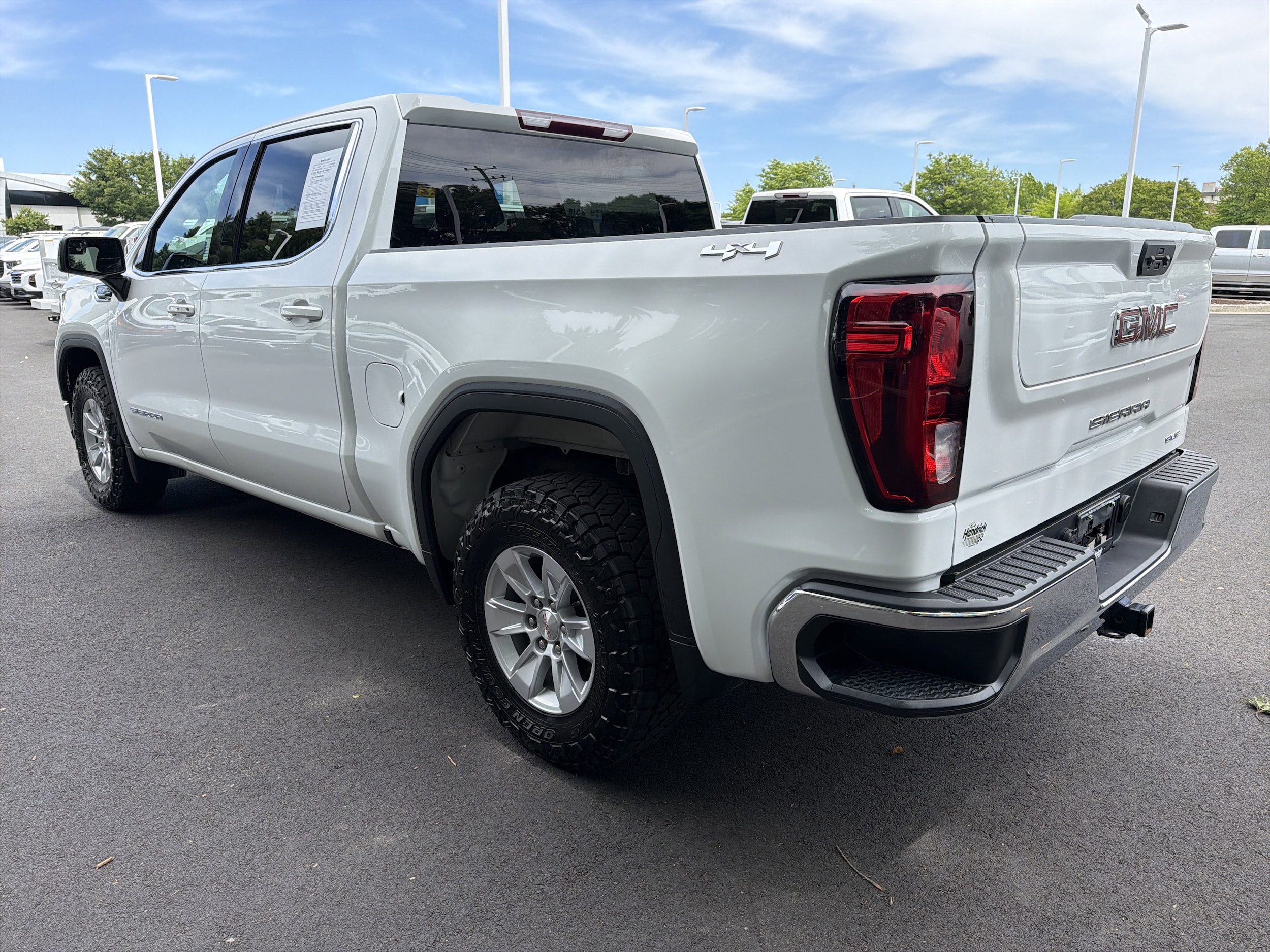 2022 GMC Sierra 1500 SLE photo 3