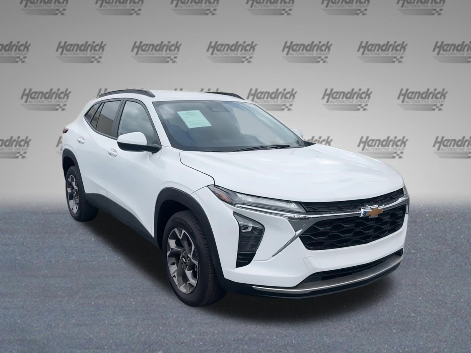 2025 Chevrolet Trax LT photo 2