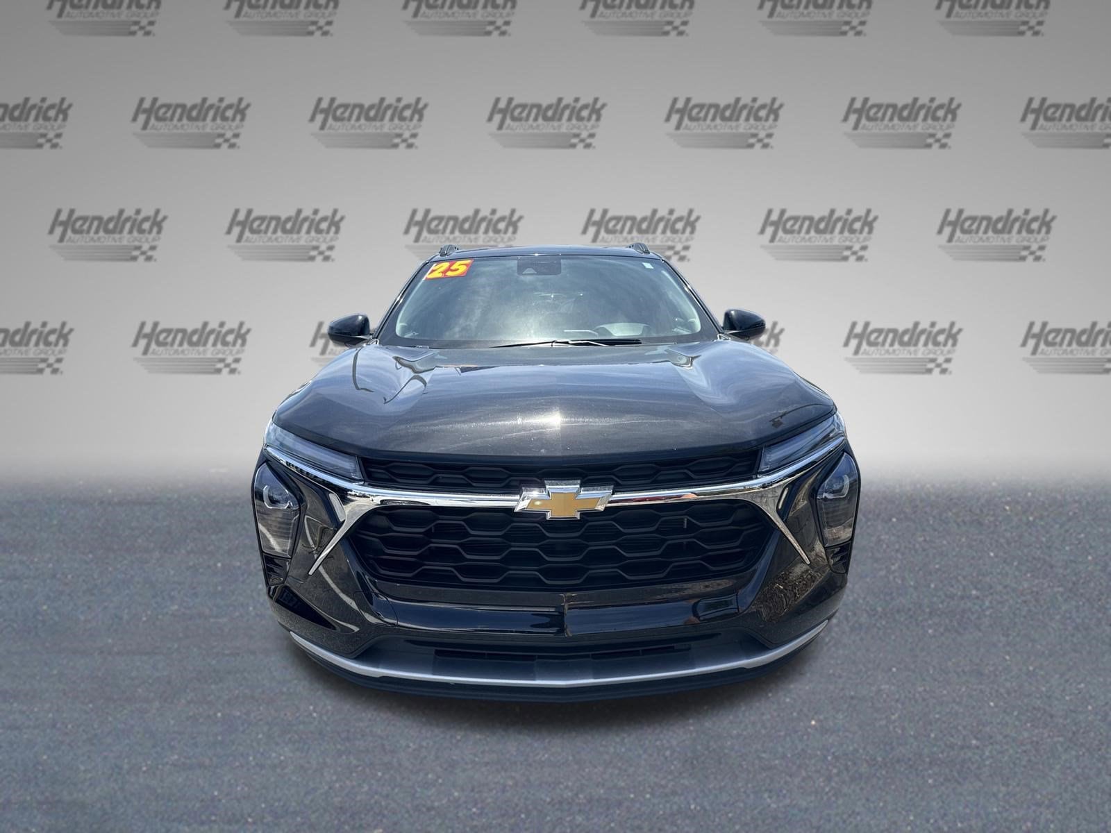 2025 Chevrolet Trax LT photo 2