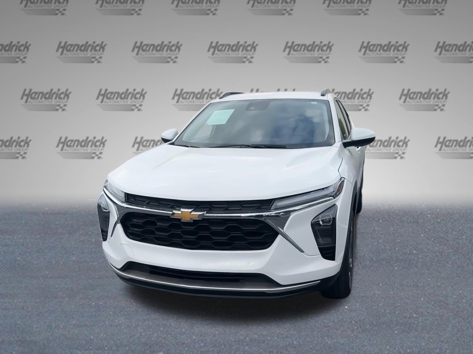 2025 Chevrolet Trax LT photo 3