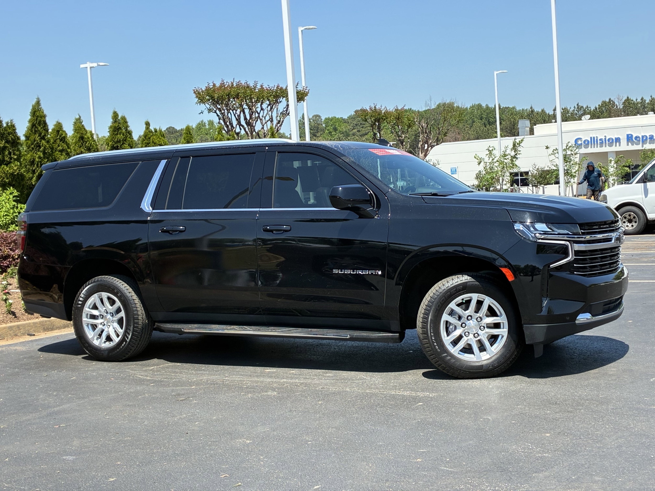 2023 Chevrolet Suburban LT photo 2