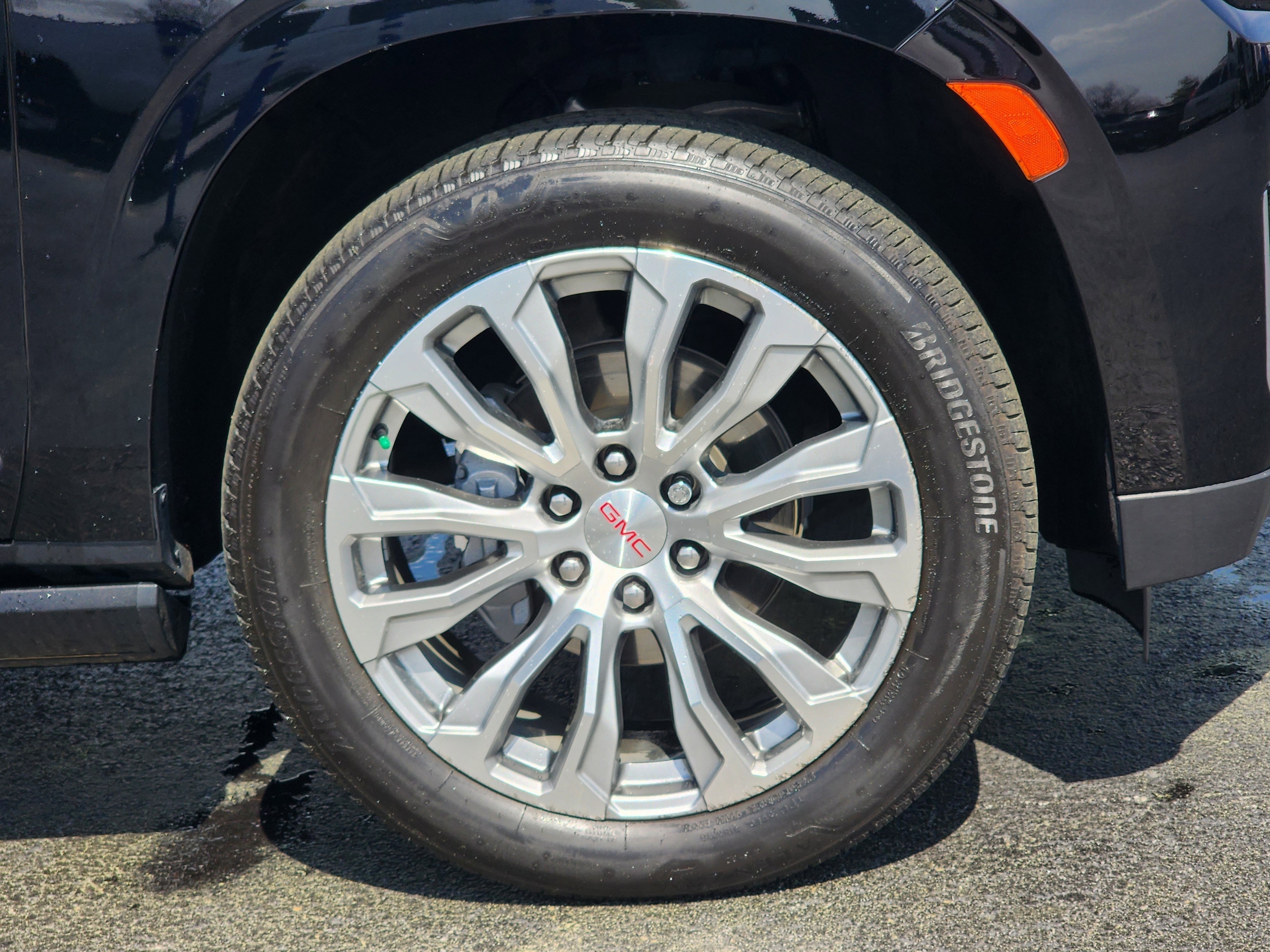 2023 GMC Yukon Denali photo 4