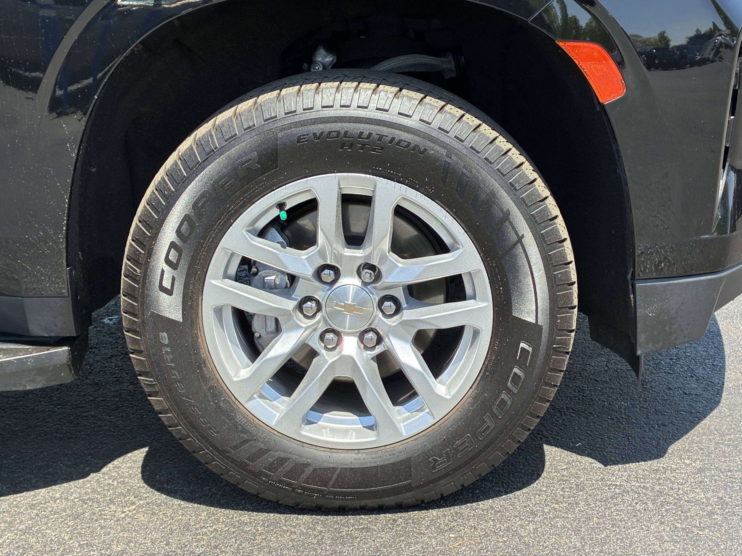 2023 Chevrolet Suburban LT photo 5