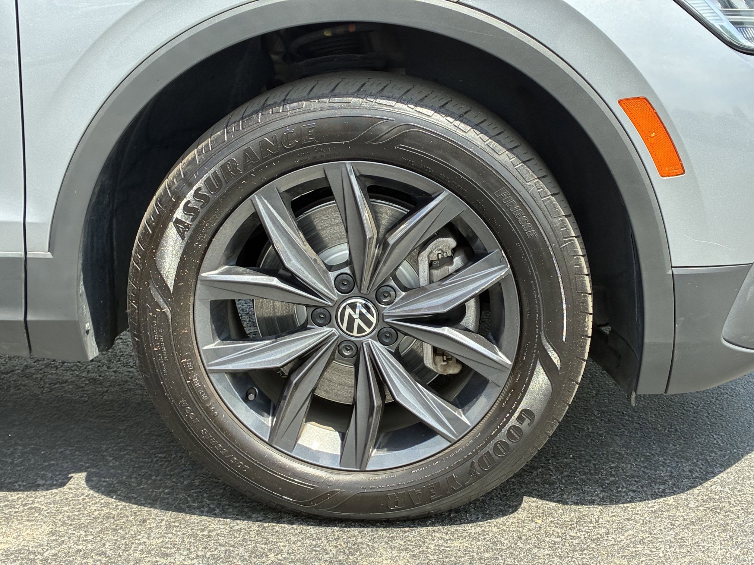 2023 Volkswagen Tiguan SE photo 5