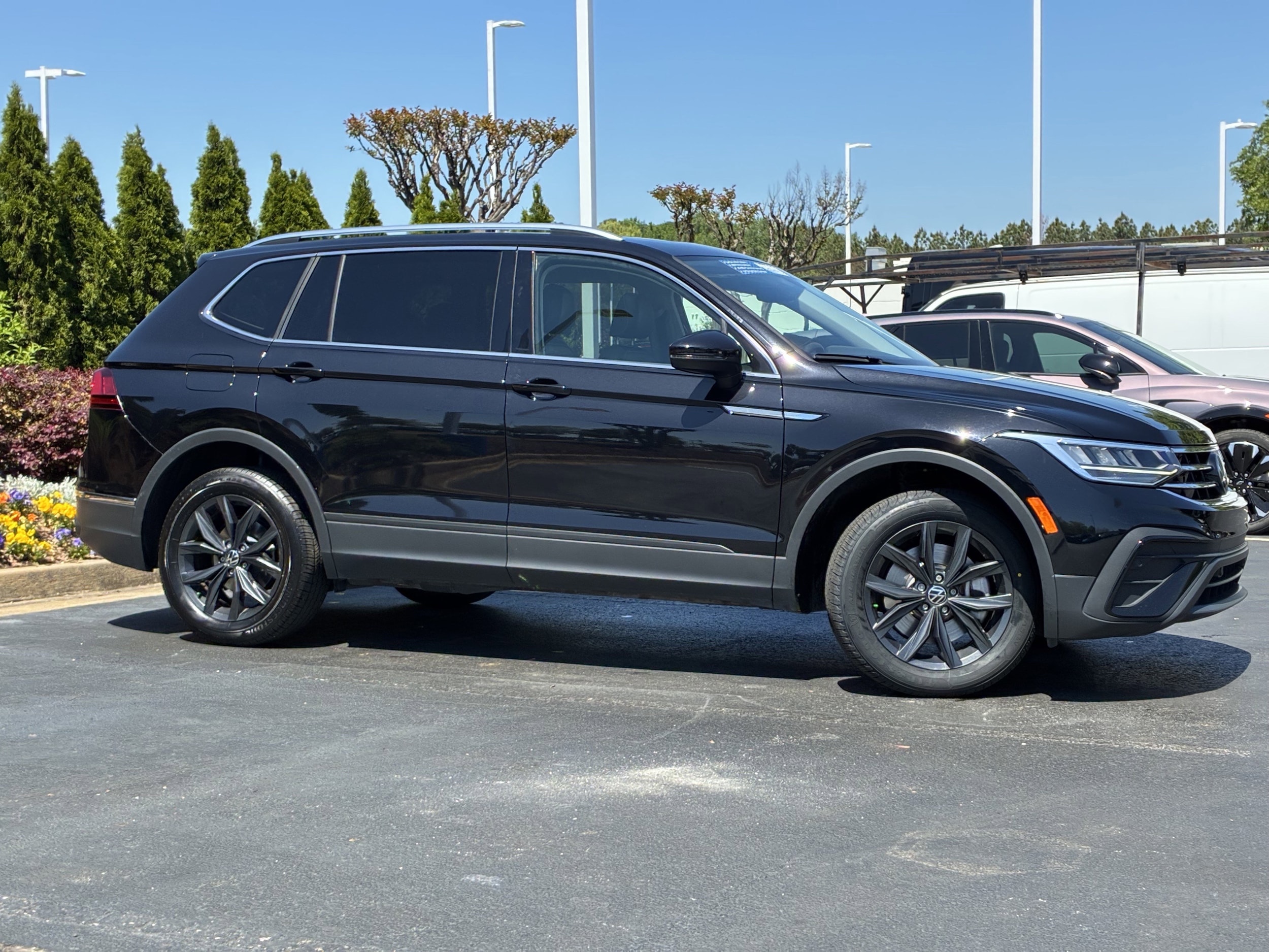 2024 Volkswagen Tiguan SE photo 2