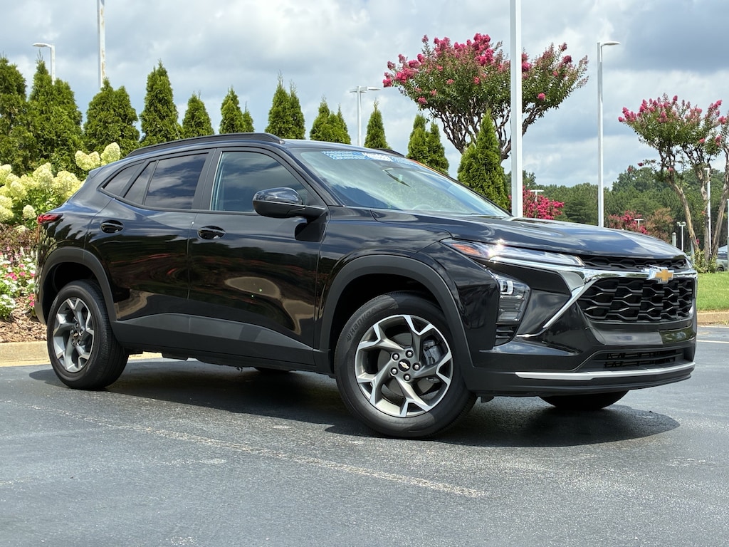Used 2025 Chevrolet Trax LT SUV