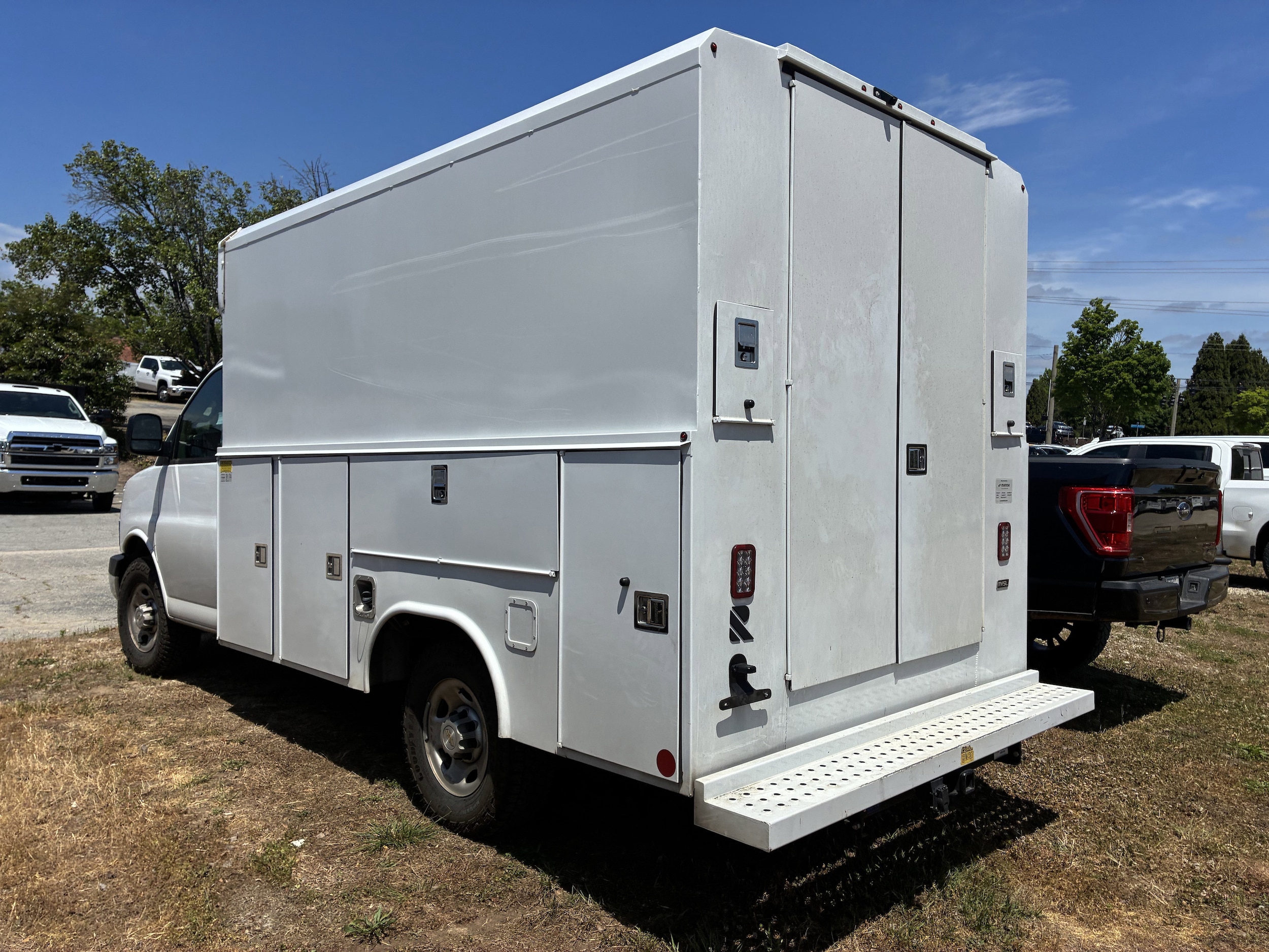2025 Chevrolet Express Commercial Cutaway photo 5