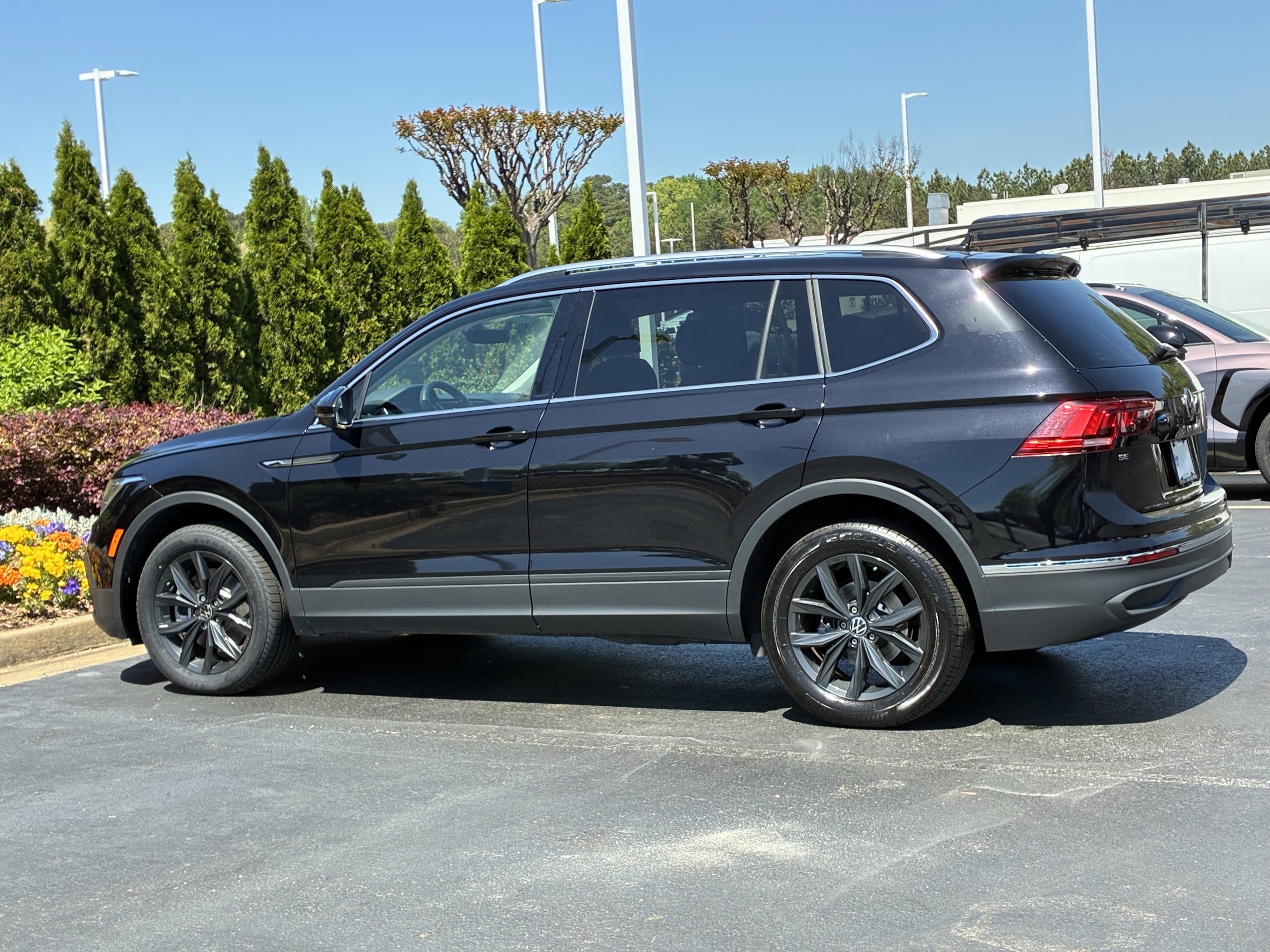 2024 Volkswagen Tiguan SE photo 3