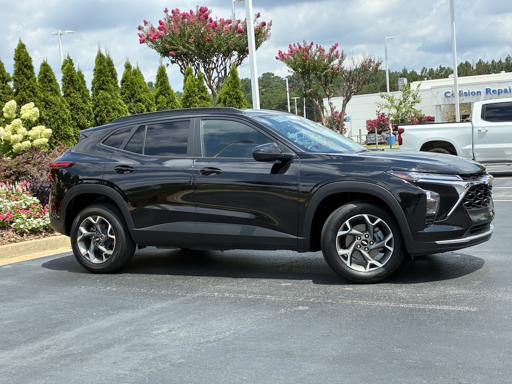 Used 2025 Chevrolet Trax LT SUV