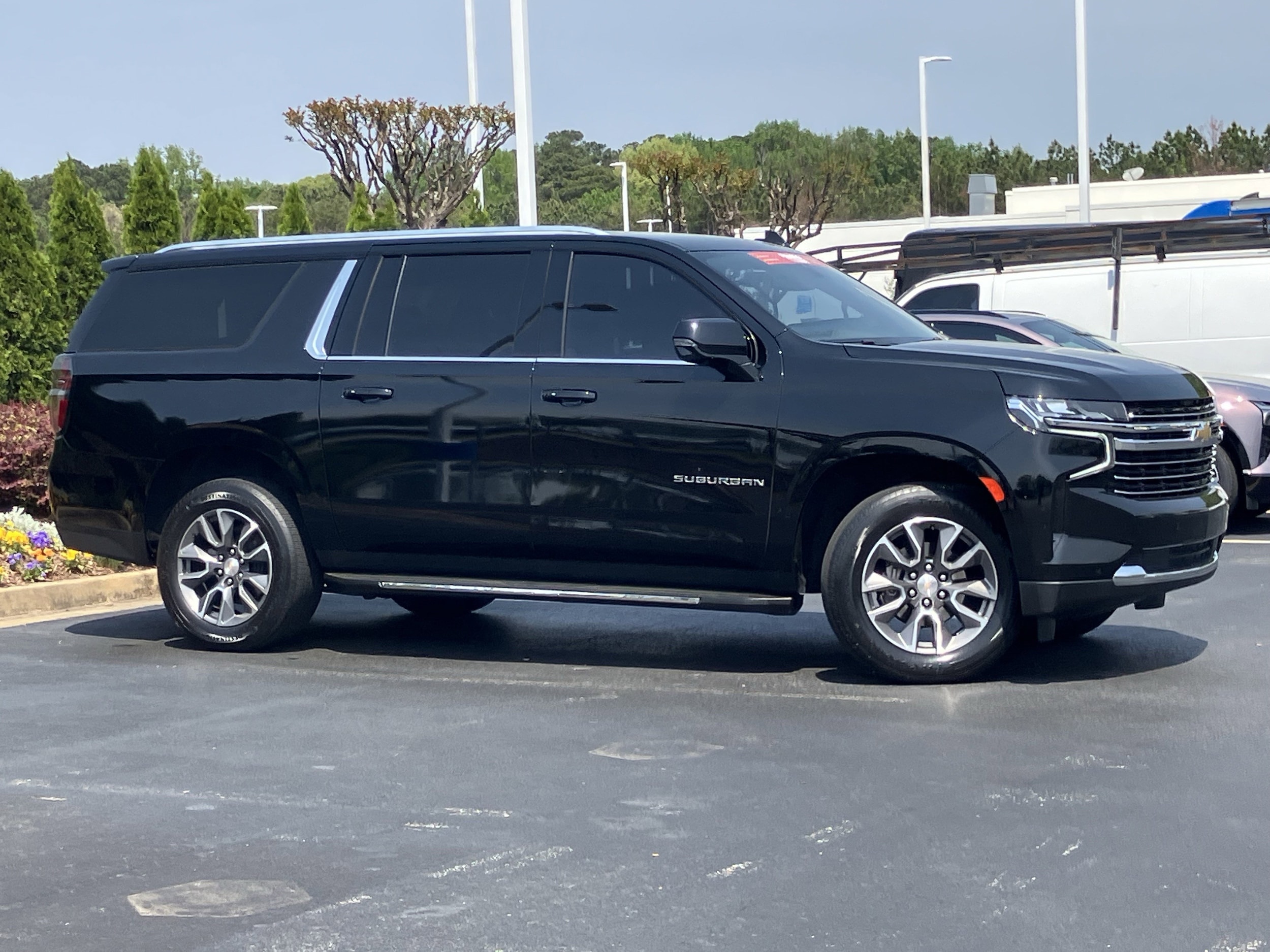 2022 Chevrolet Suburban LT photo 2