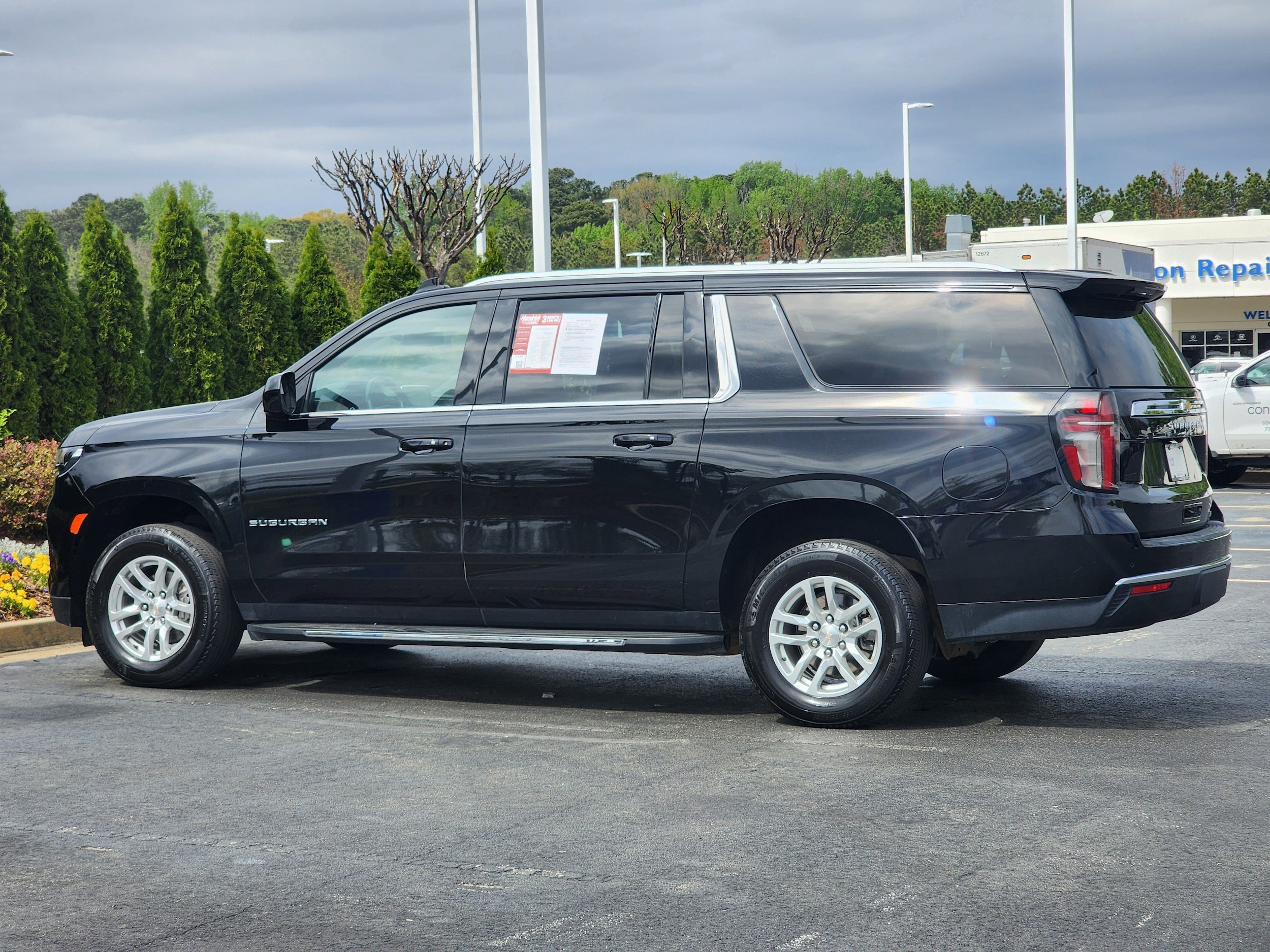 2024 Chevrolet Suburban LT photo 3