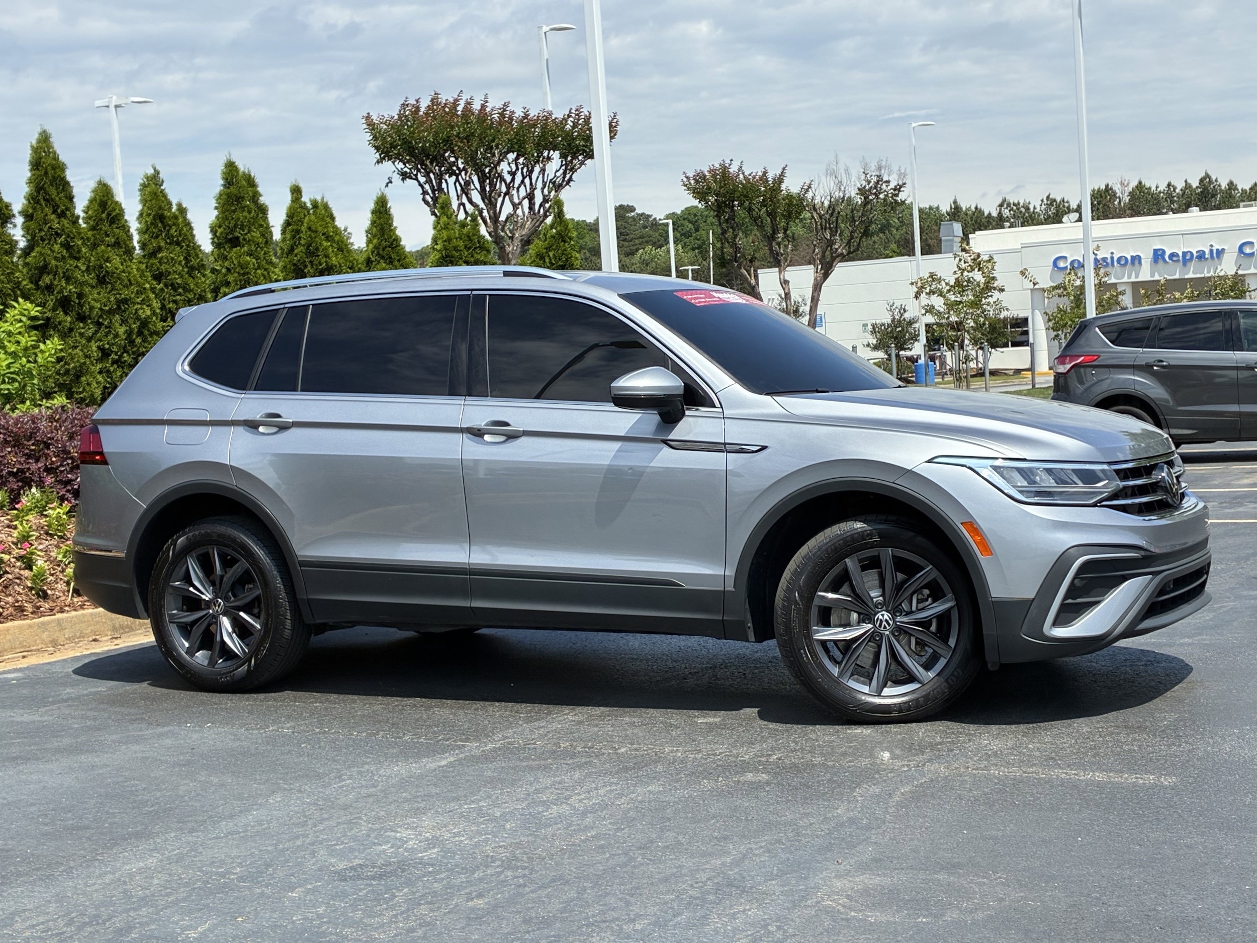 2023 Volkswagen Tiguan SE photo 2