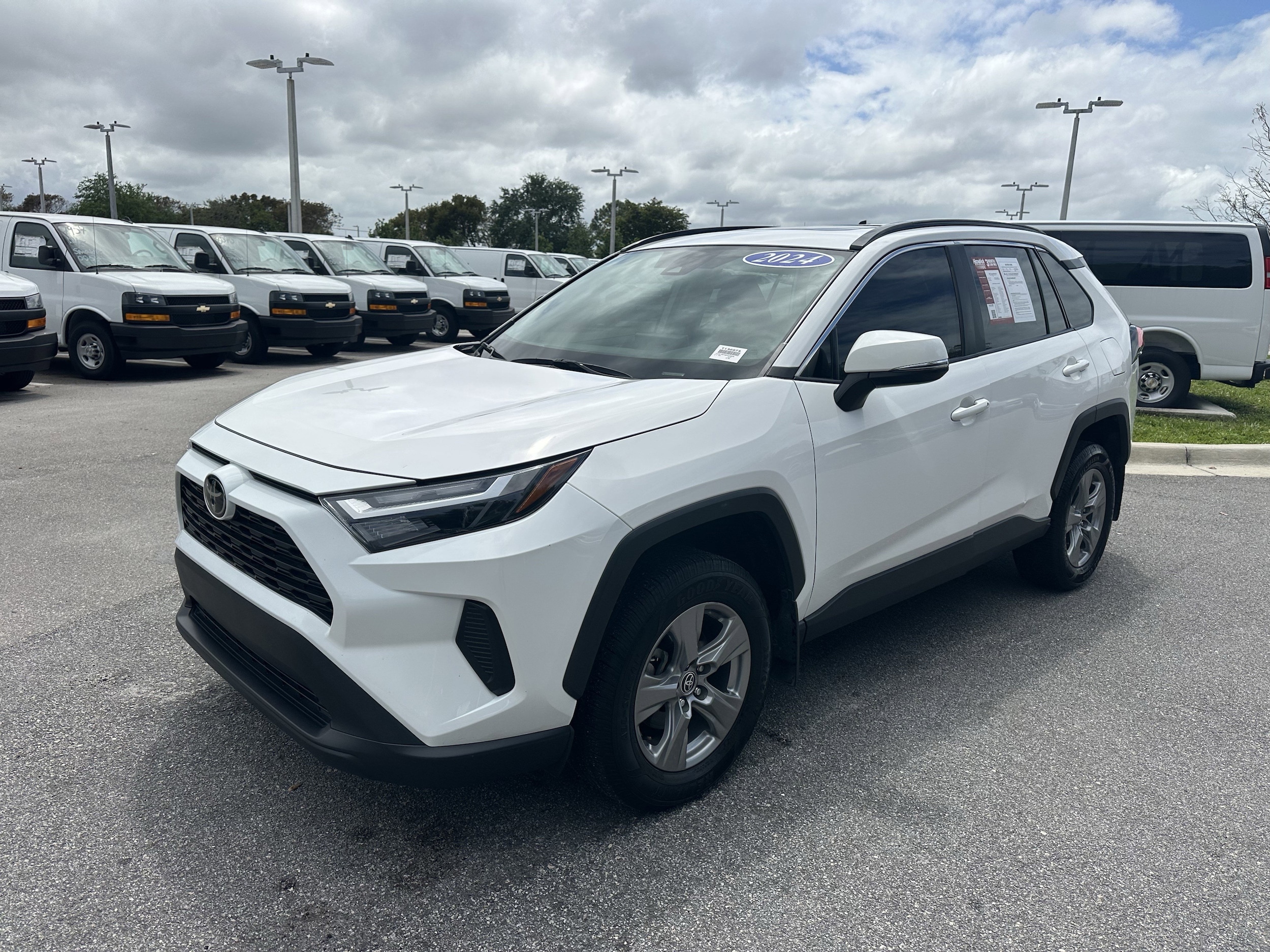 2024 Toyota RAV4 XLE photo 4