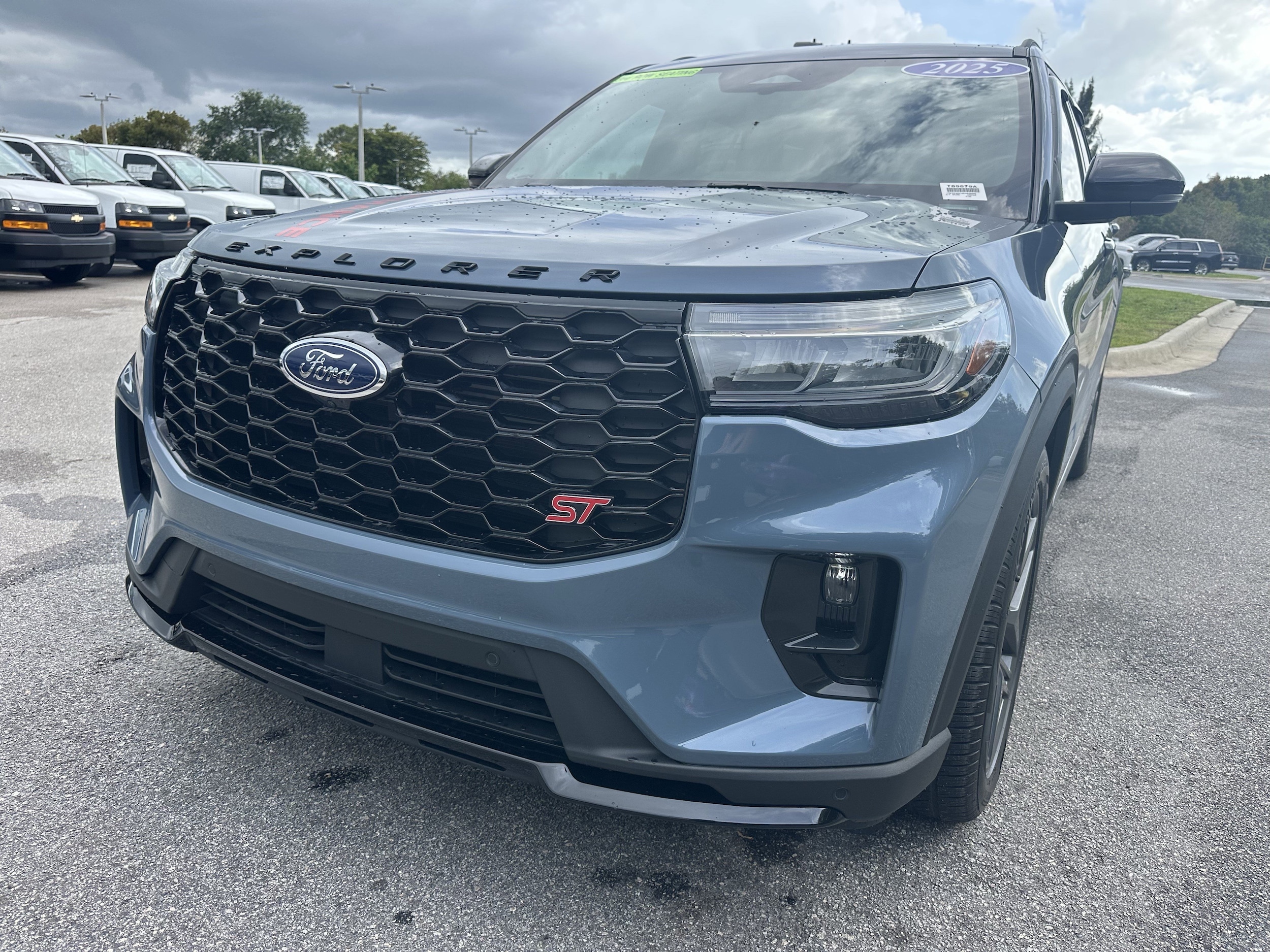 2025 Ford Explorer ST photo 4