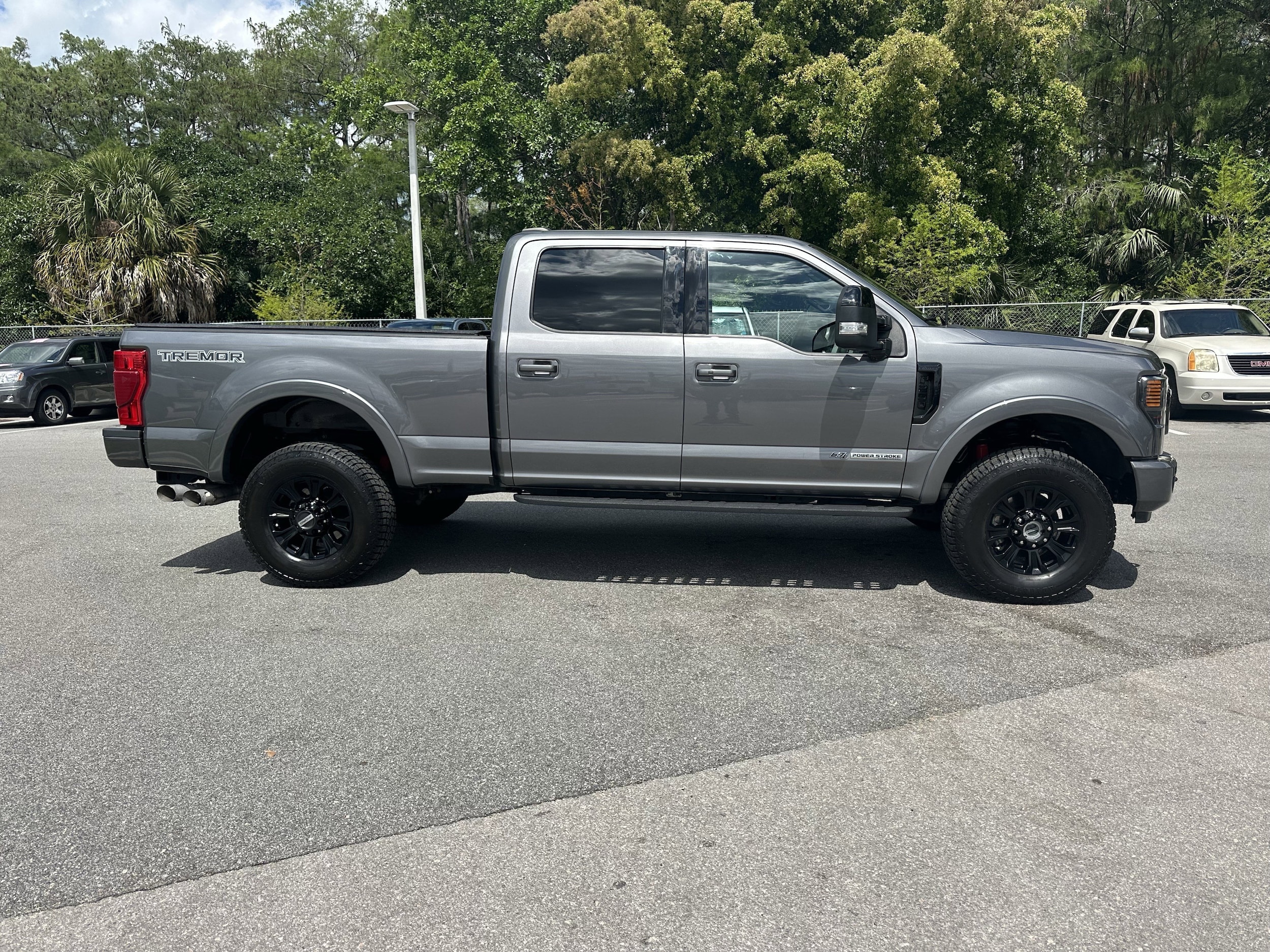 2022 Ford Super Duty F-250 SRW LARIAT photo 3