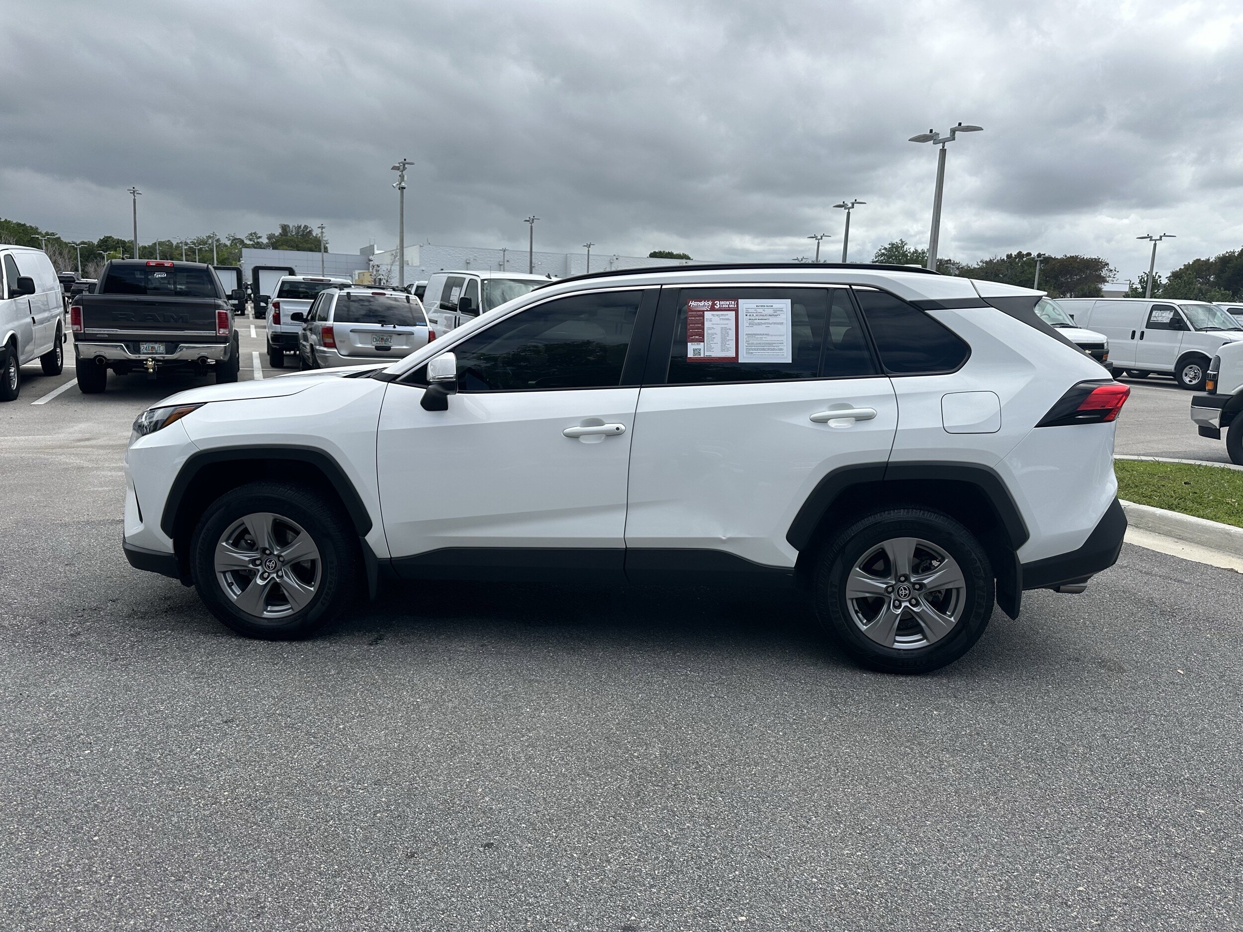 2024 Toyota RAV4 XLE photo 6