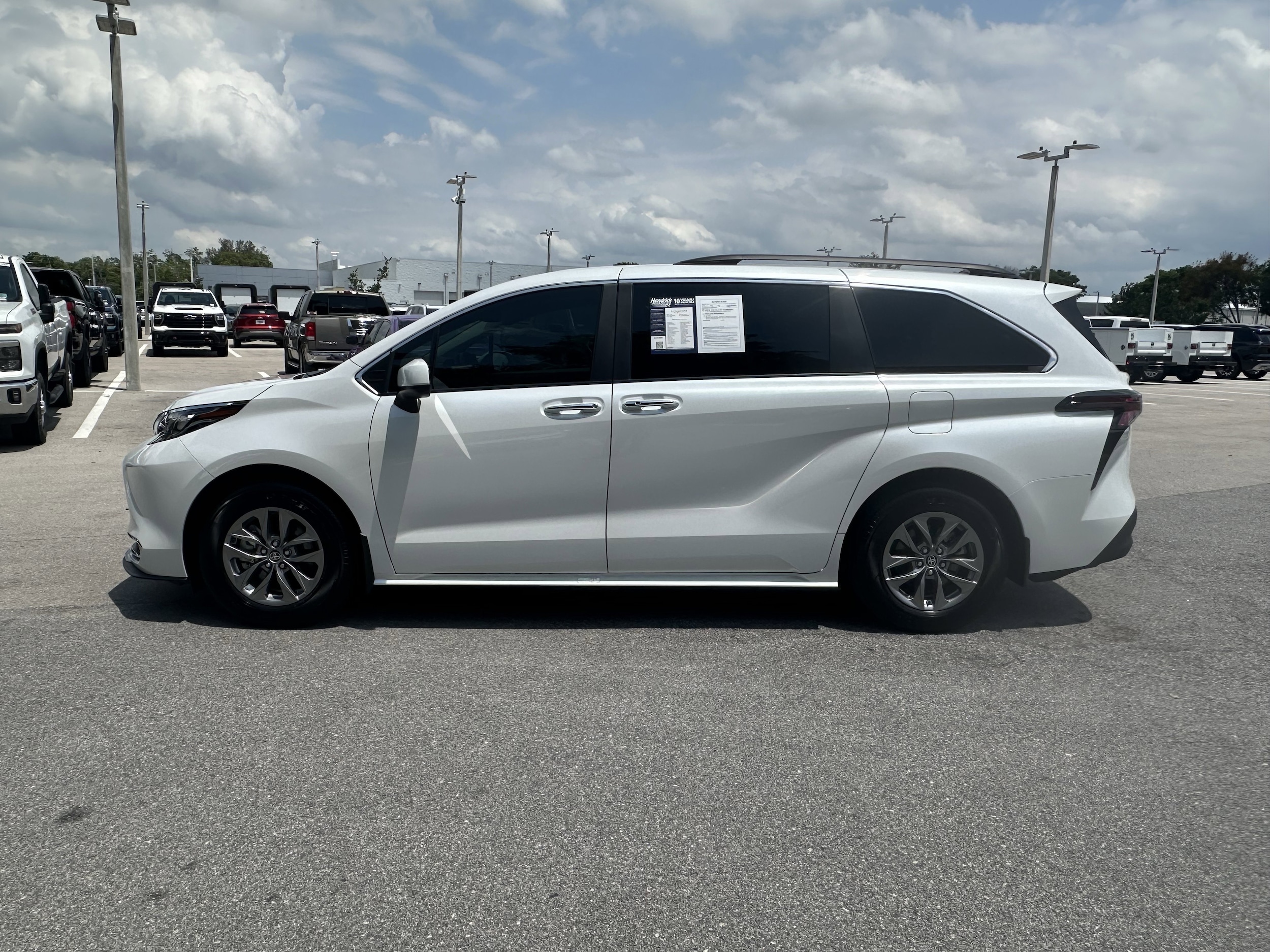 2024 Toyota Sienna XLE photo 5