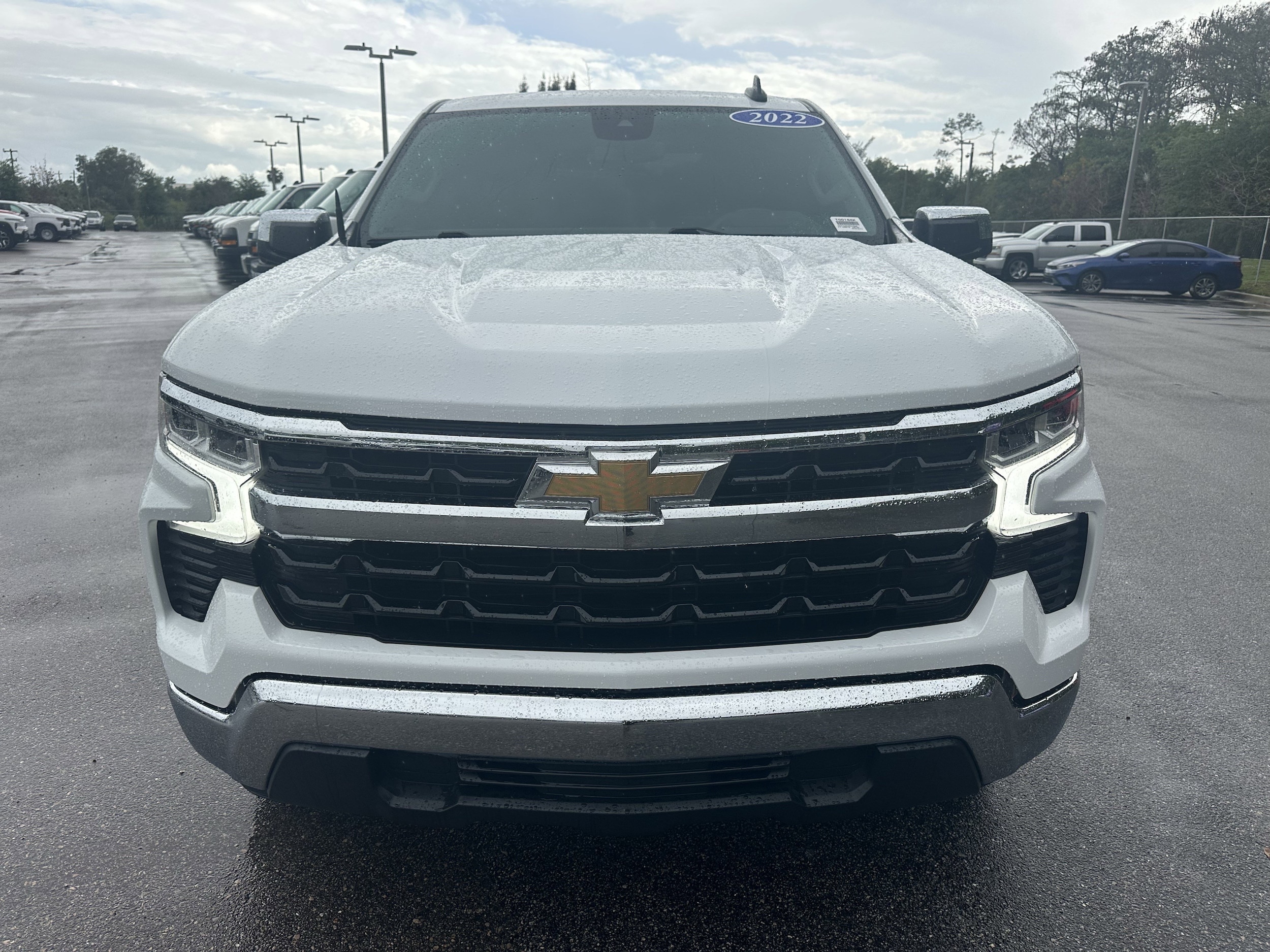 2022 Chevrolet Silverado 1500 LT photo 2