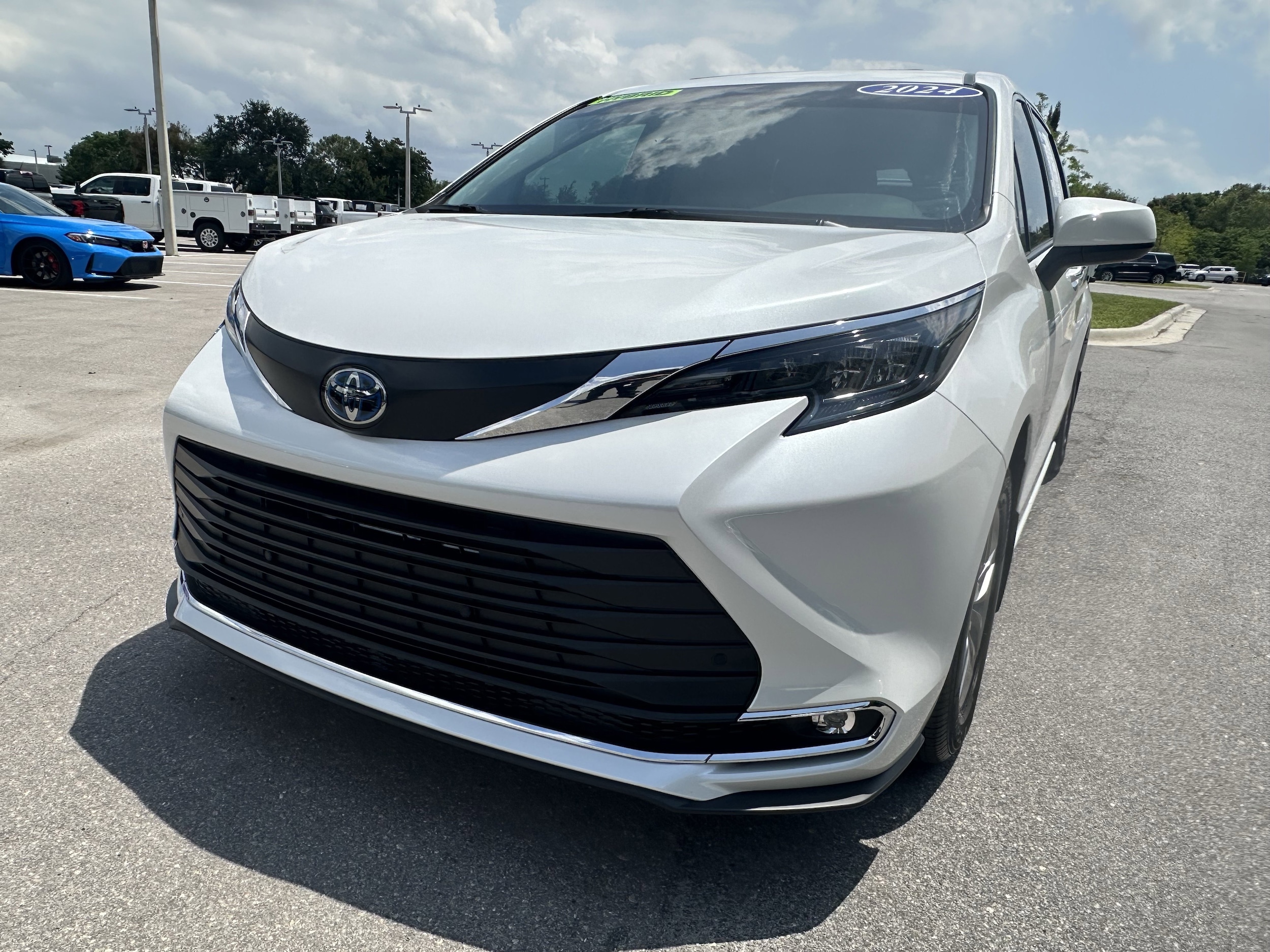 2024 Toyota Sienna XLE photo 4