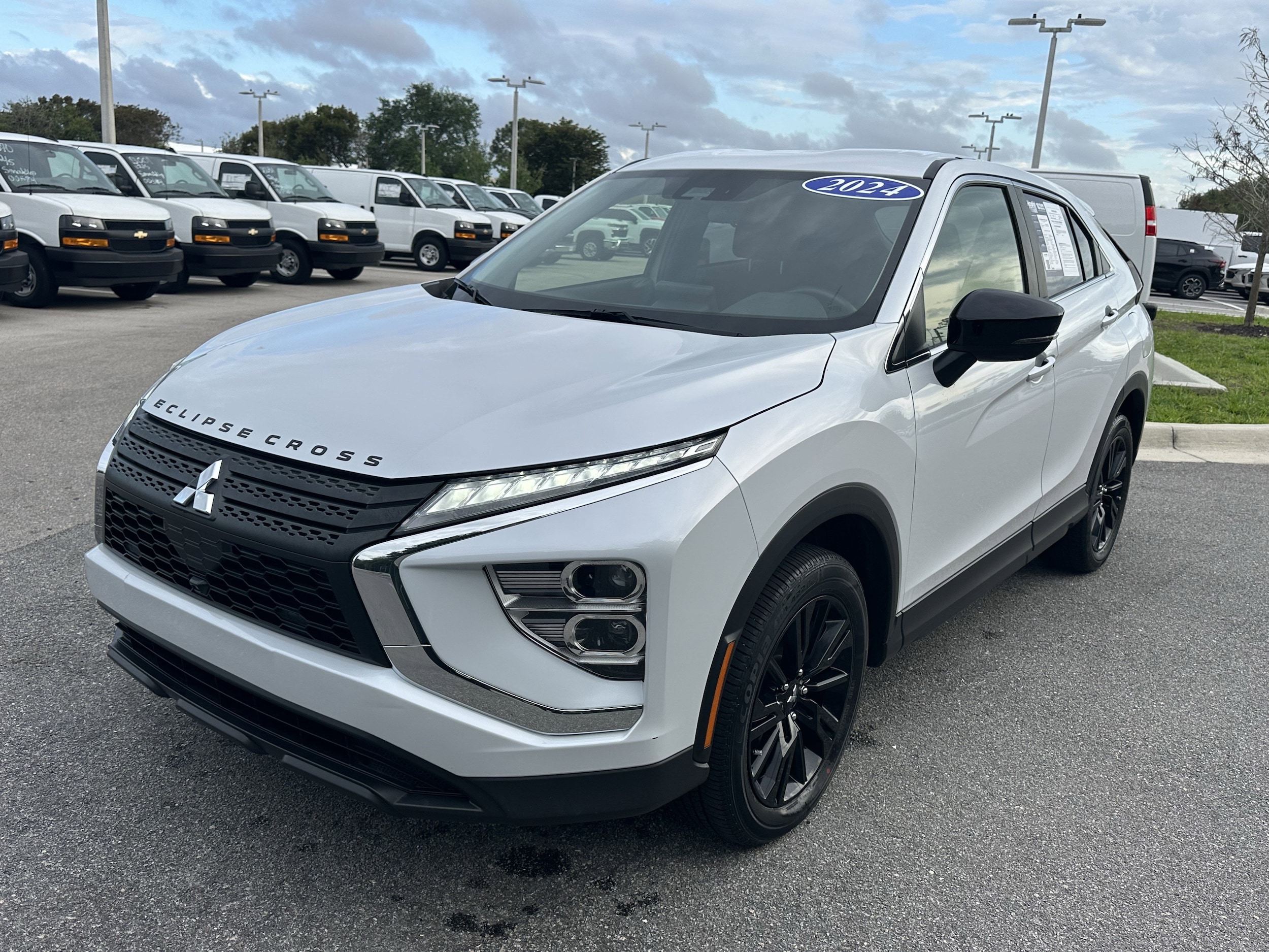 2024 Mitsubishi Eclipse Cross LE photo 4