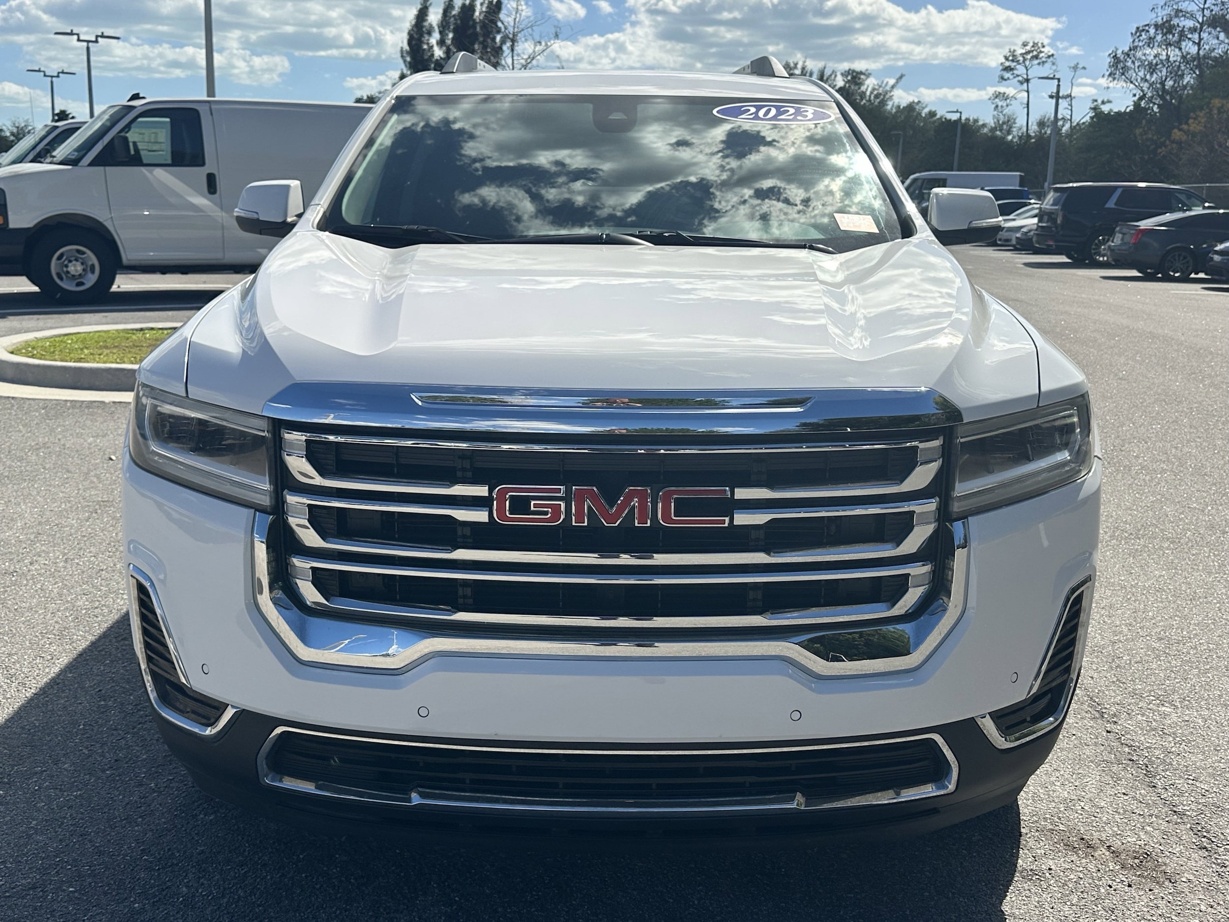 2023 GMC Acadia SLE photo 2