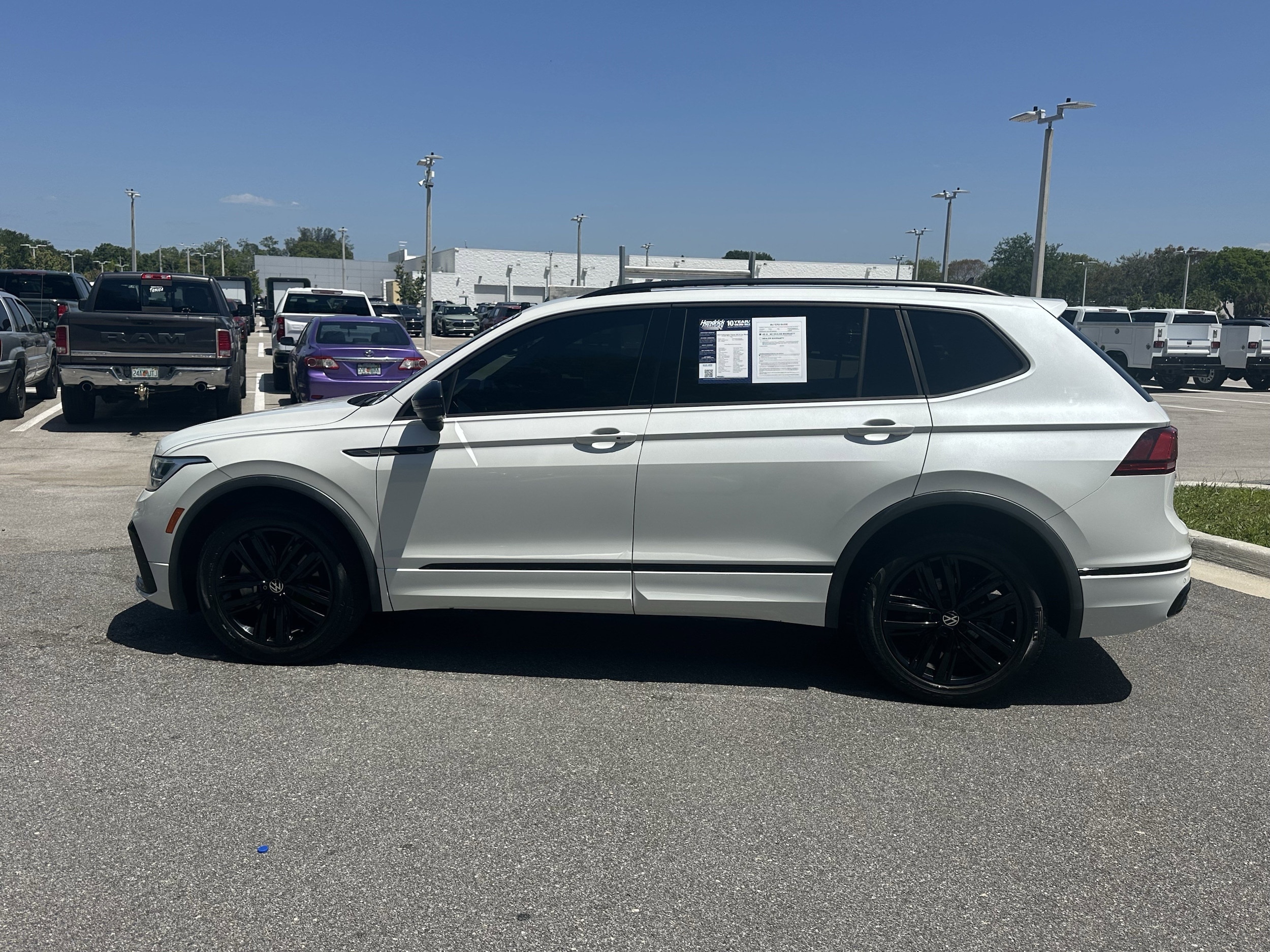 2022 Volkswagen Tiguan SE R-Line Black photo 5