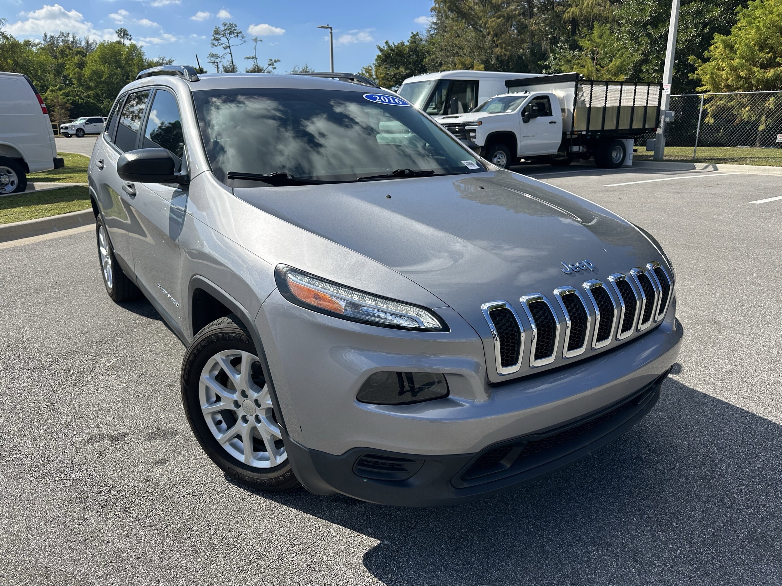 2016 Jeep Cherokee Sport photo 2