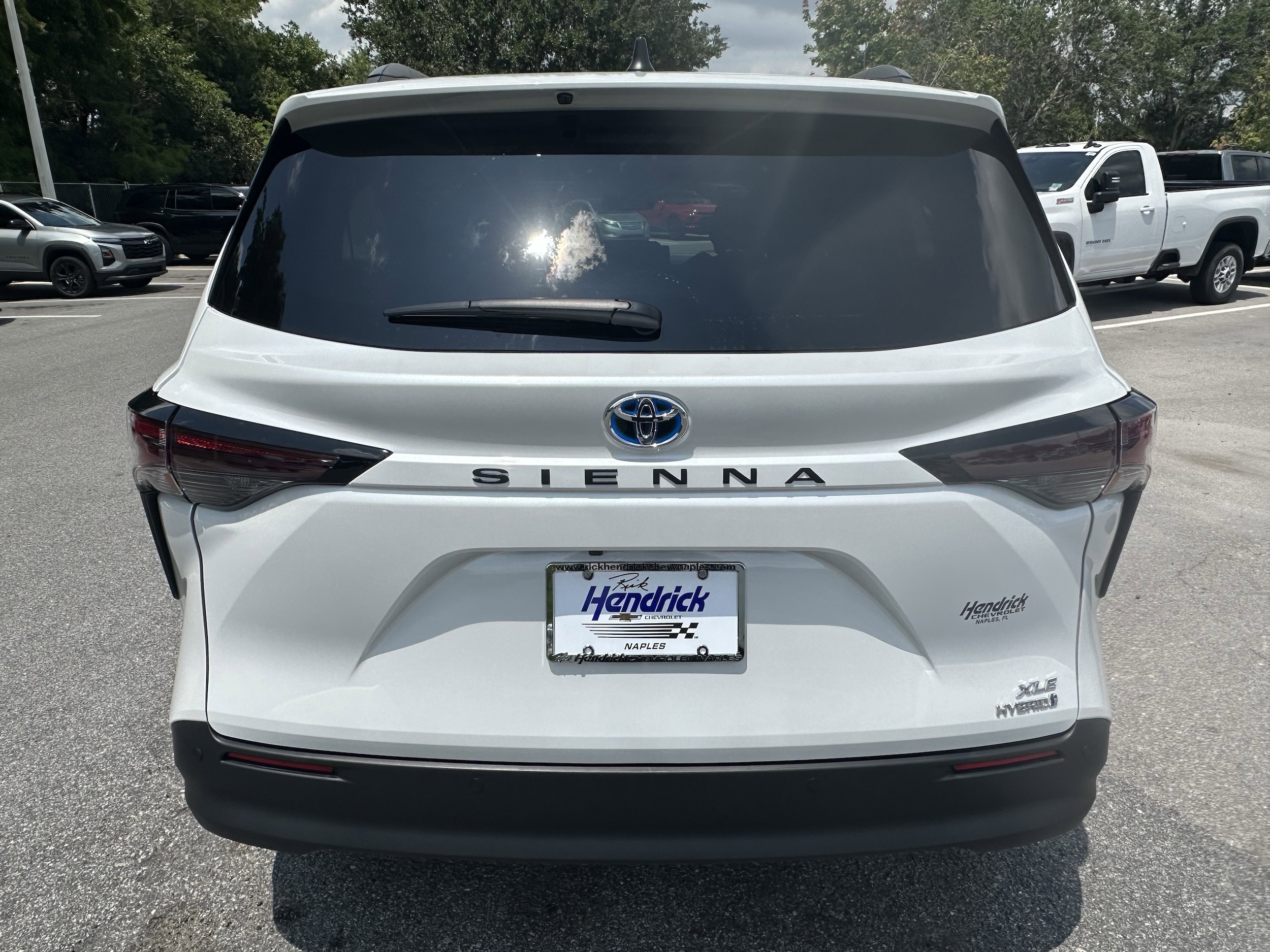 2024 Toyota Sienna XLE photo 3