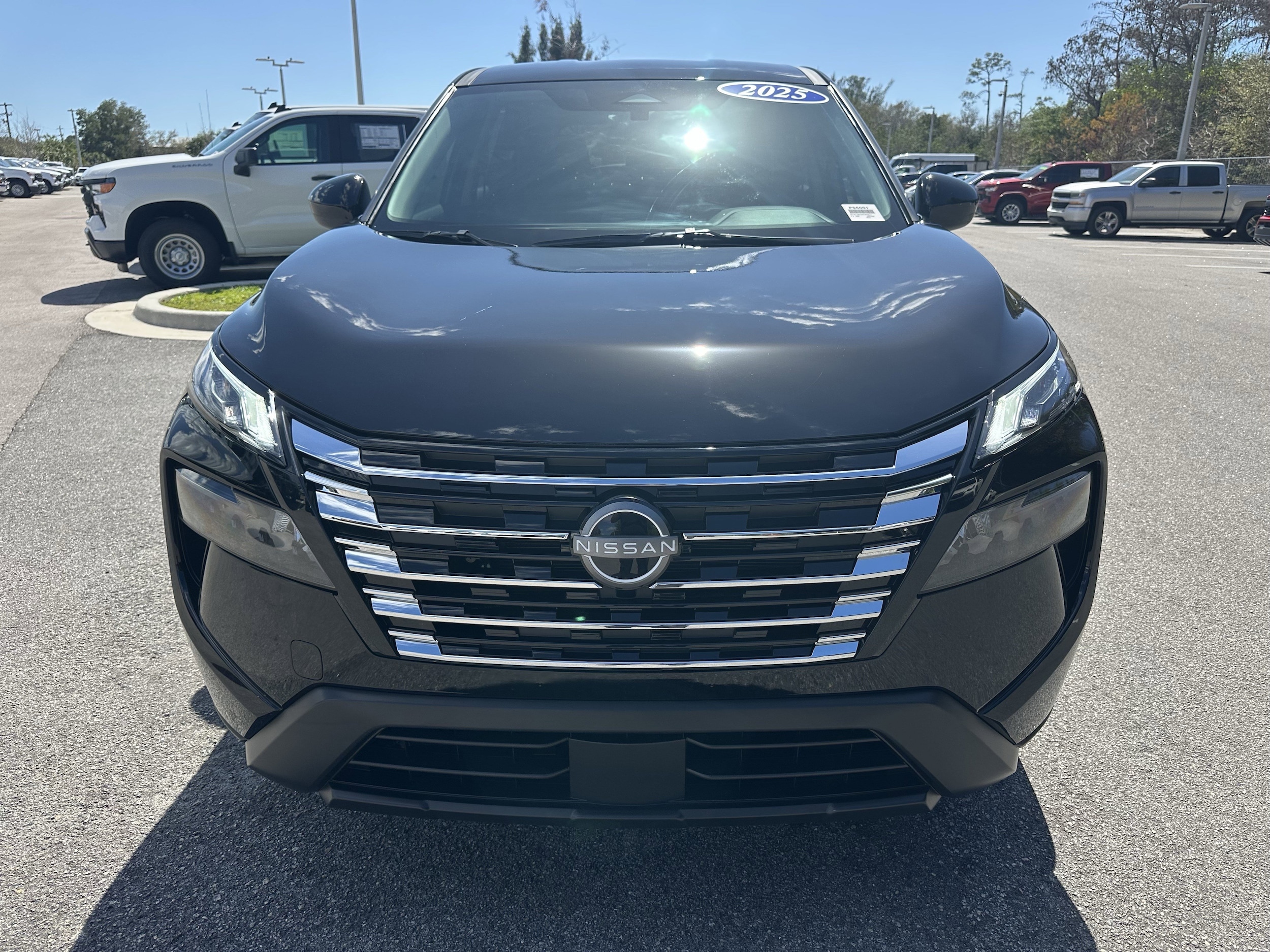 2025 Nissan Rogue SV photo 2