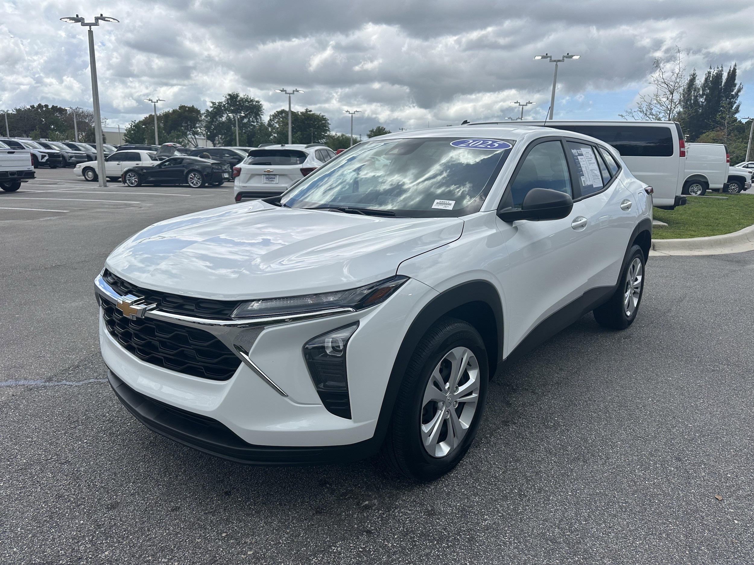 2025 Chevrolet Trax LS photo 4