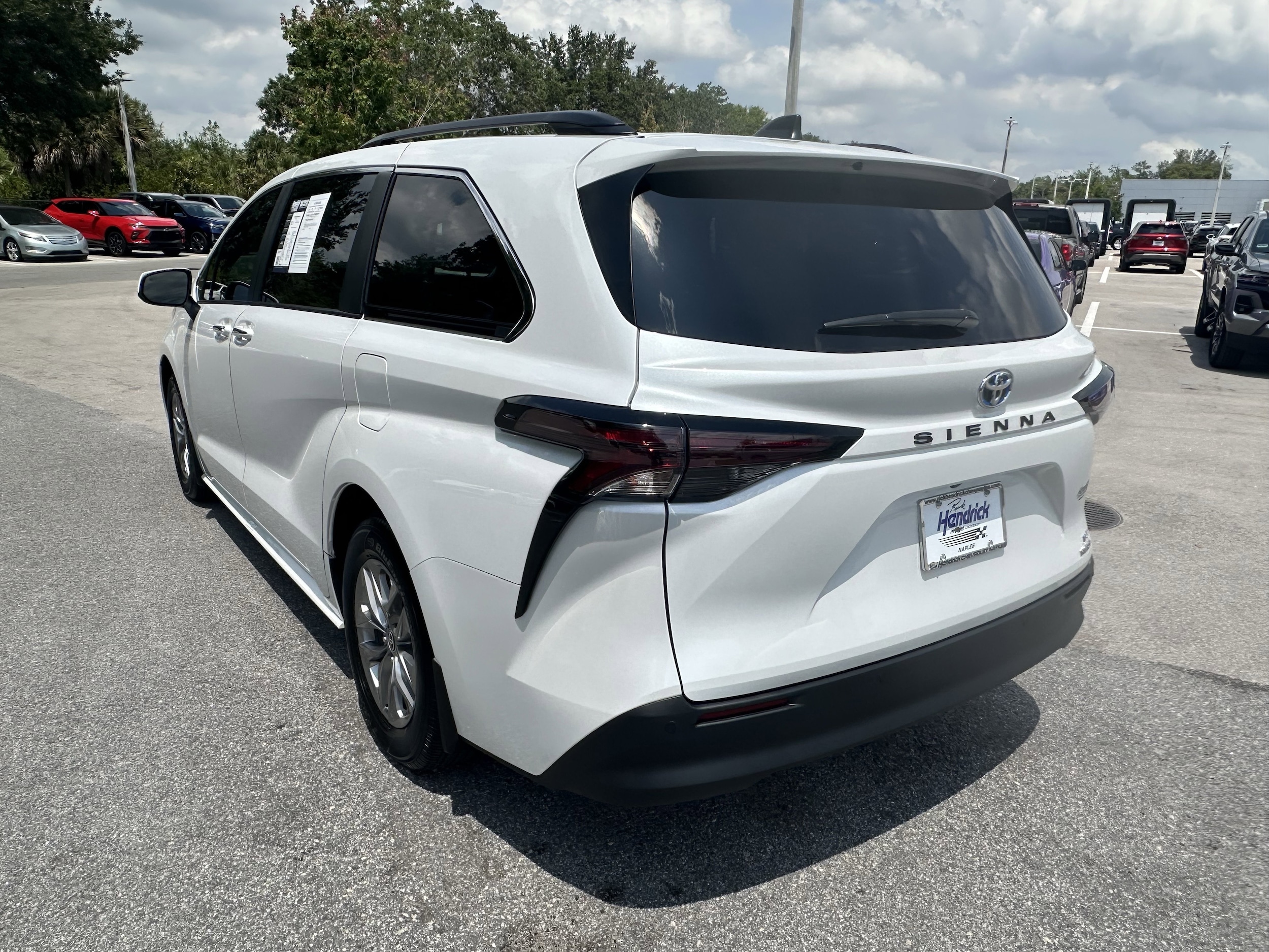 2024 Toyota Sienna XLE photo 6