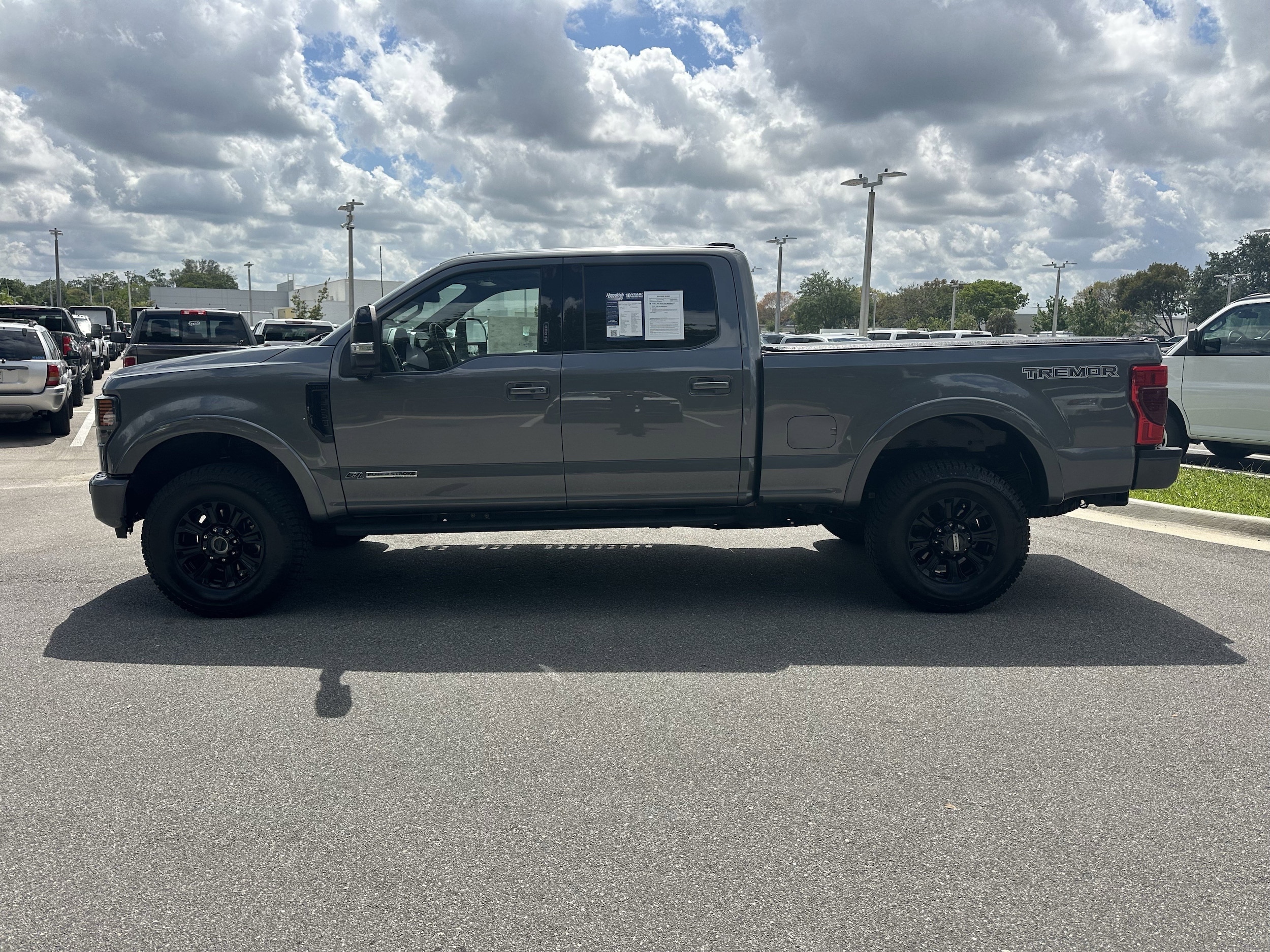 2022 Ford Super Duty F-250 SRW LARIAT photo 4