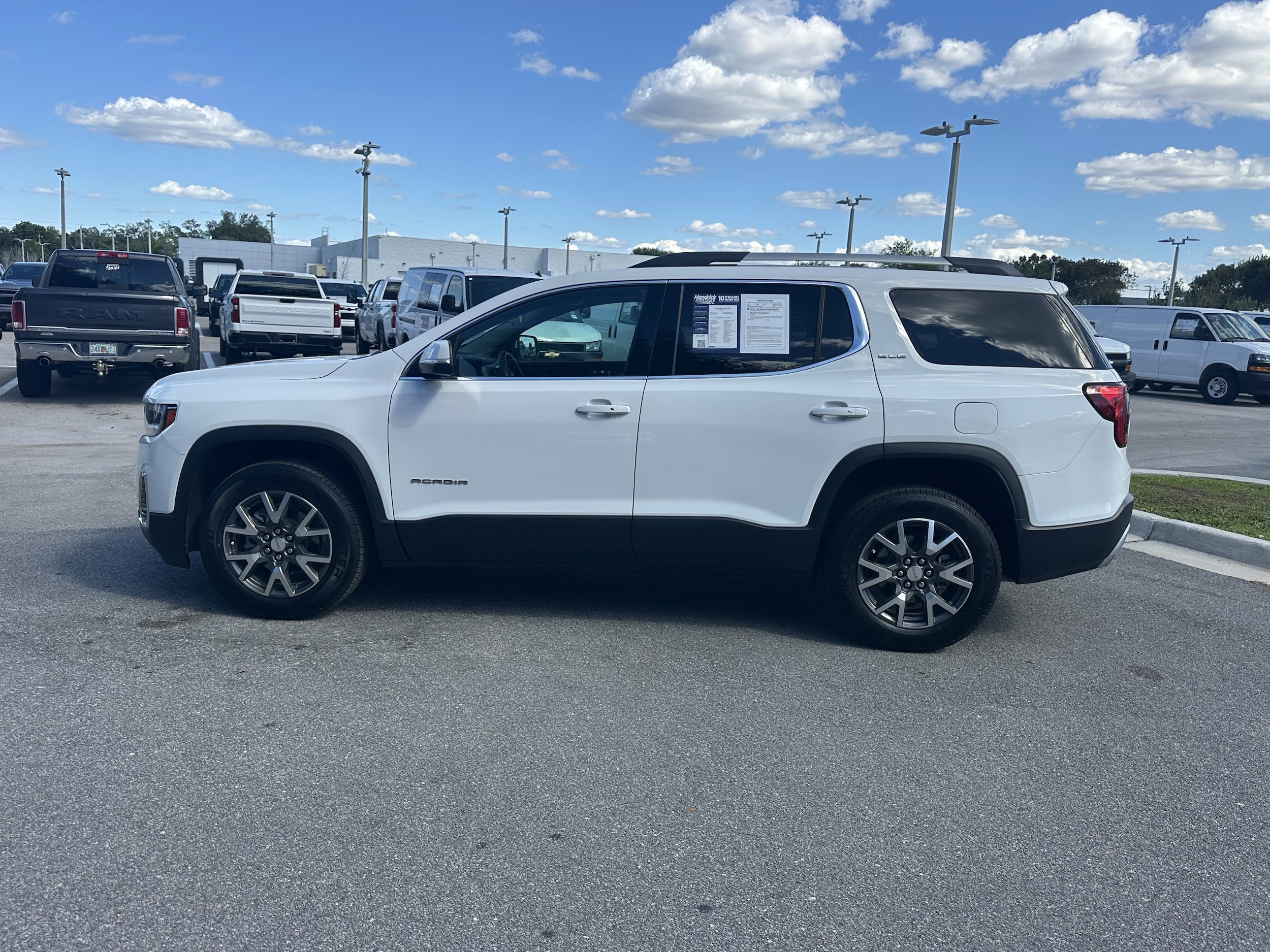 2023 GMC Acadia SLE photo 6