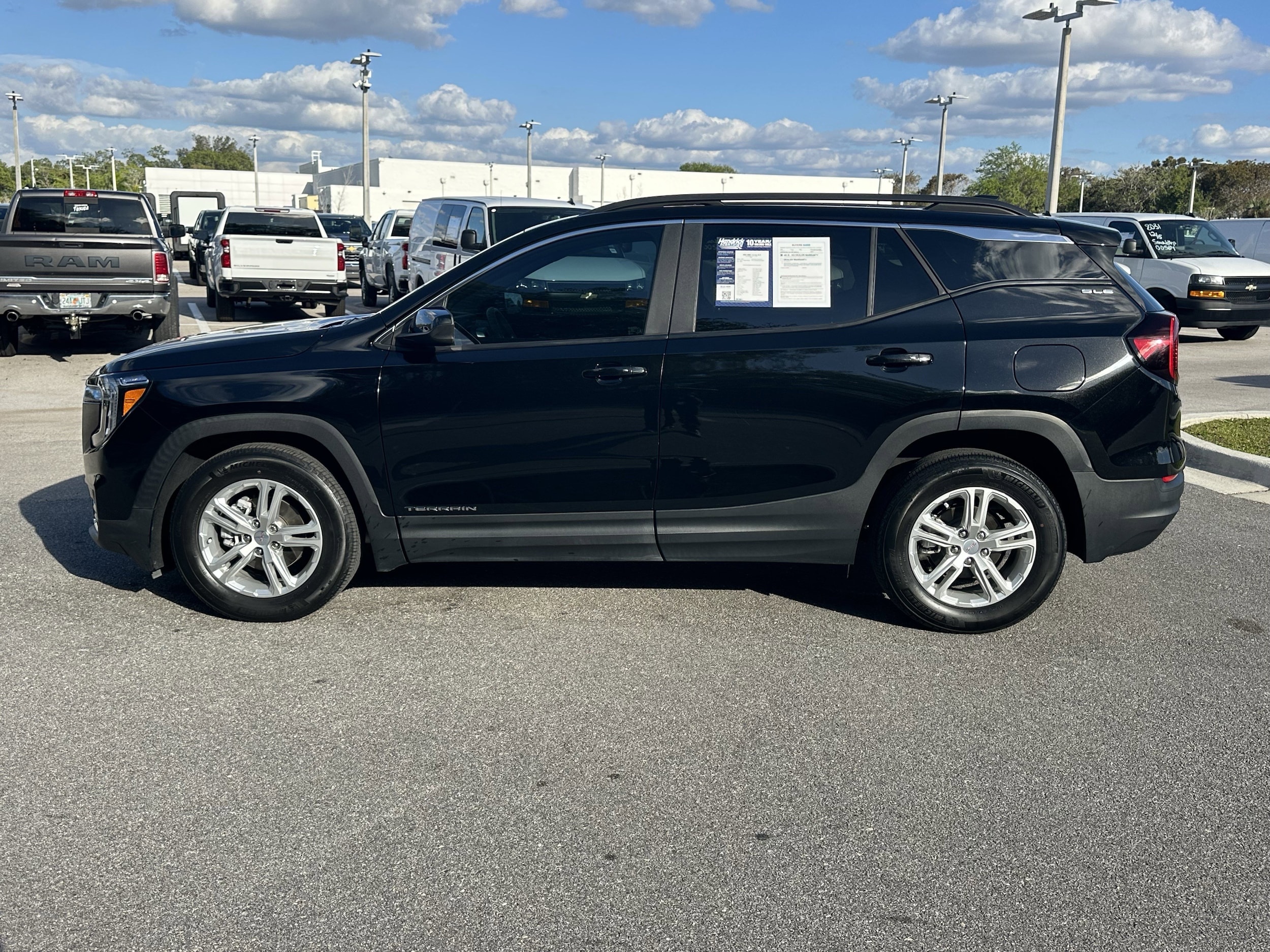 2022 GMC Terrain SLE photo 6