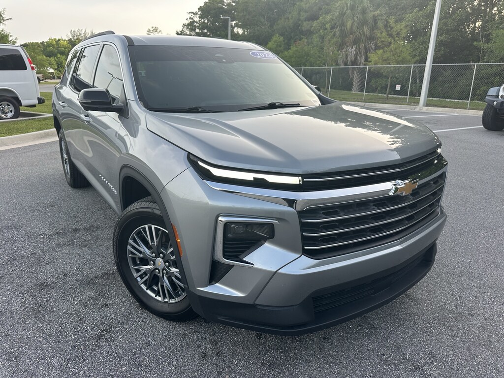 Used 2024 Chevrolet Traverse FWD LT SUV