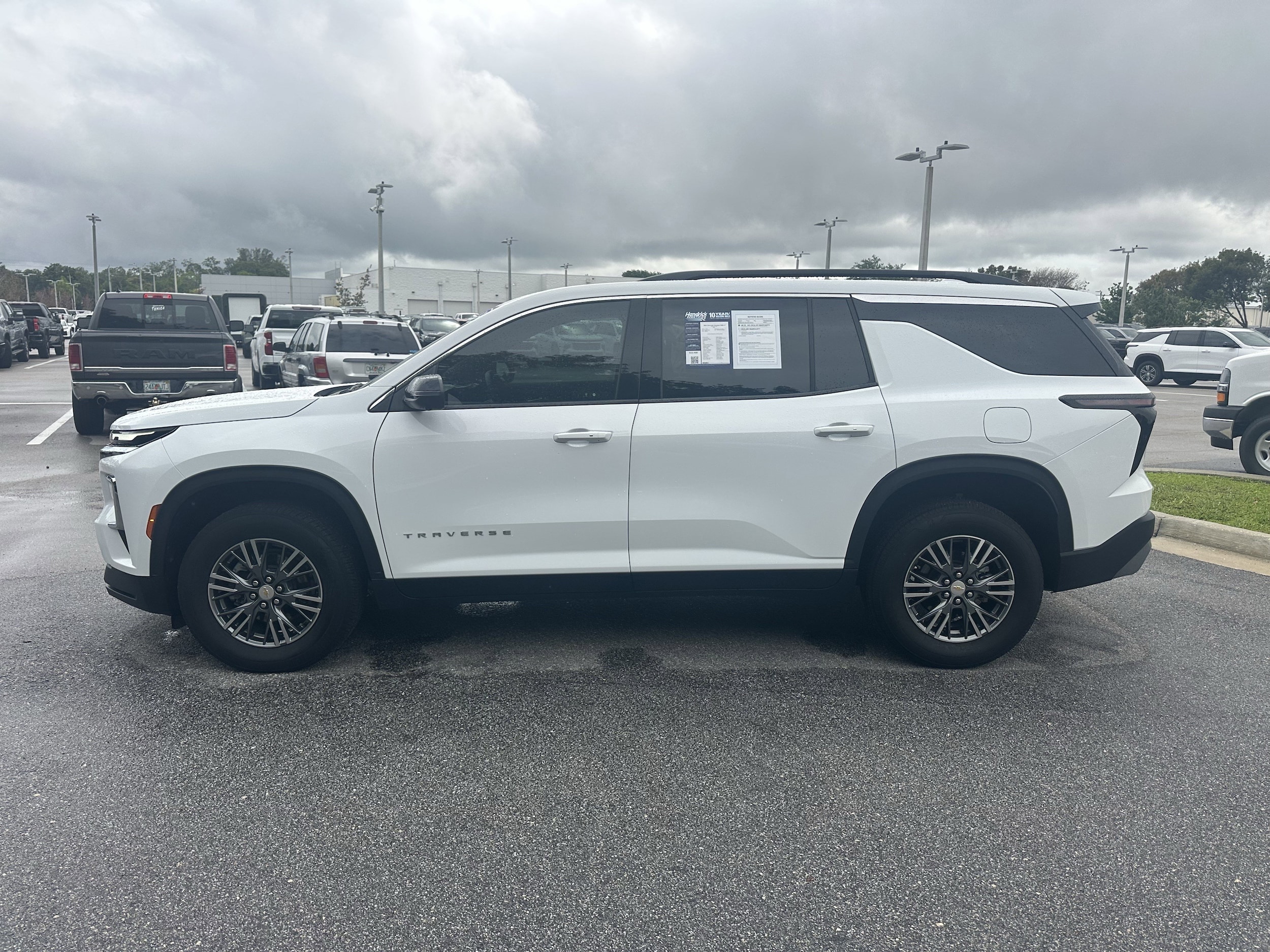 2024 Chevrolet Traverse FWD LT photo 4