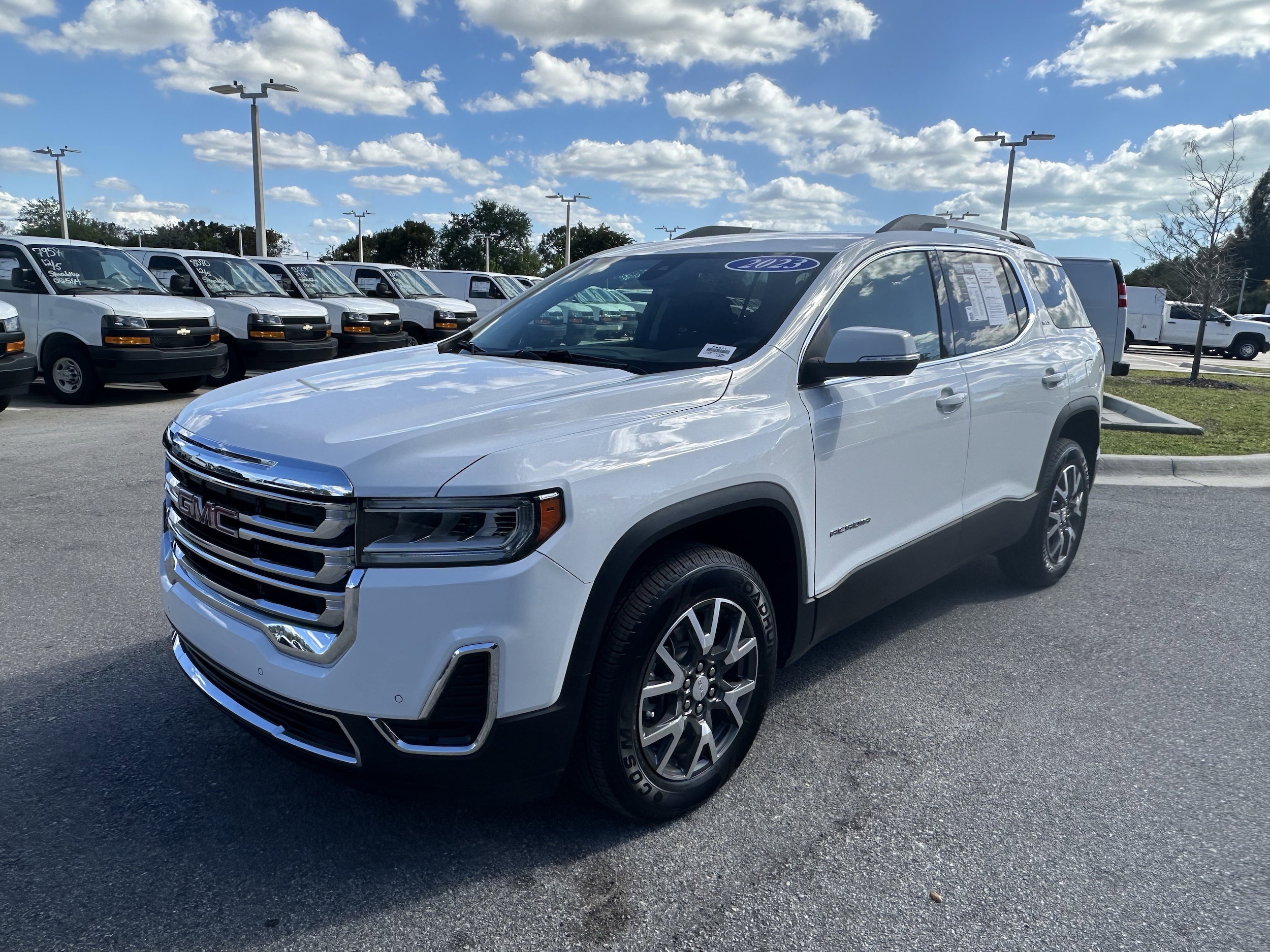 2023 GMC Acadia SLE photo 4