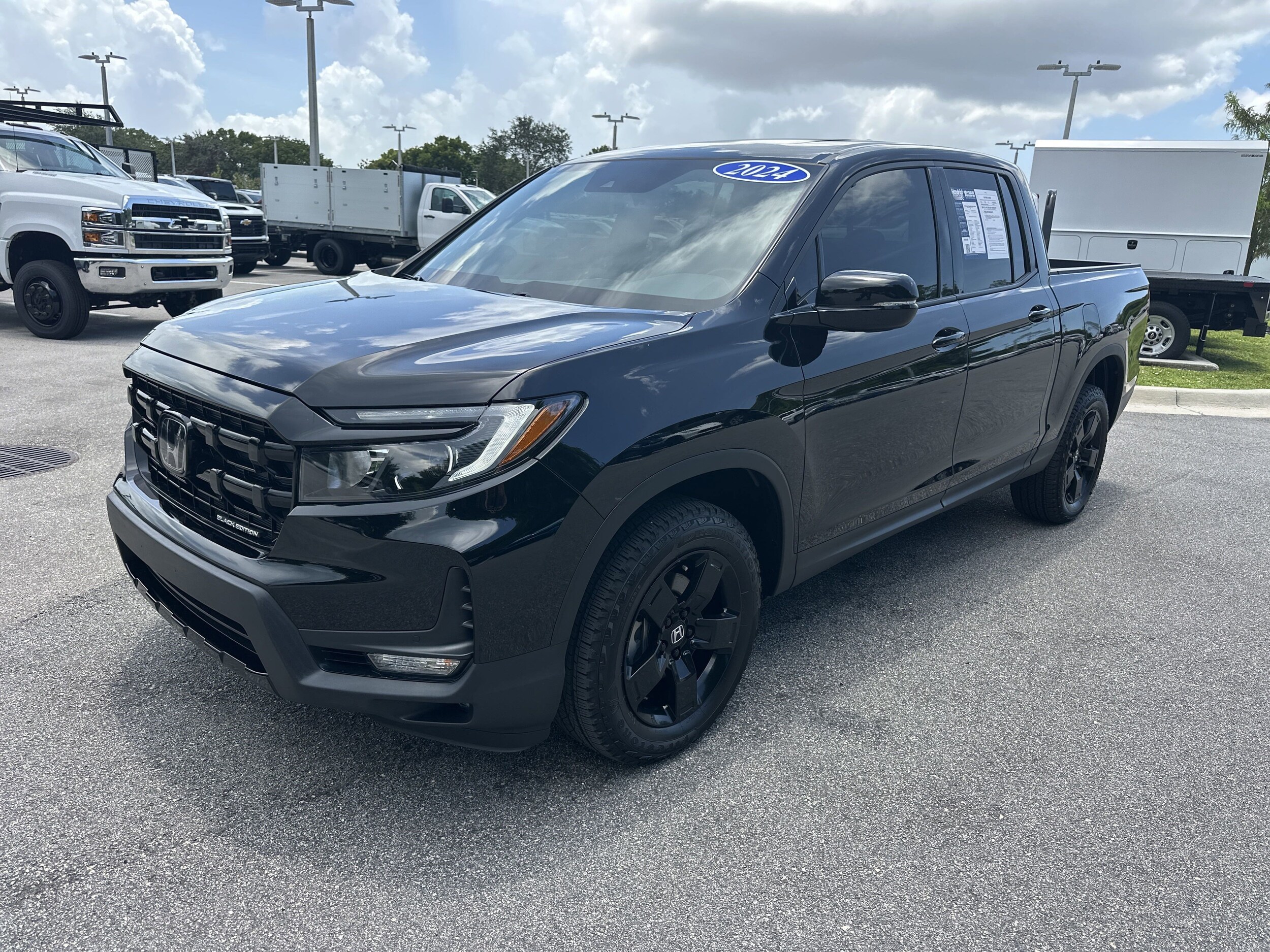 2024 Honda Ridgeline Black Edition photo 3