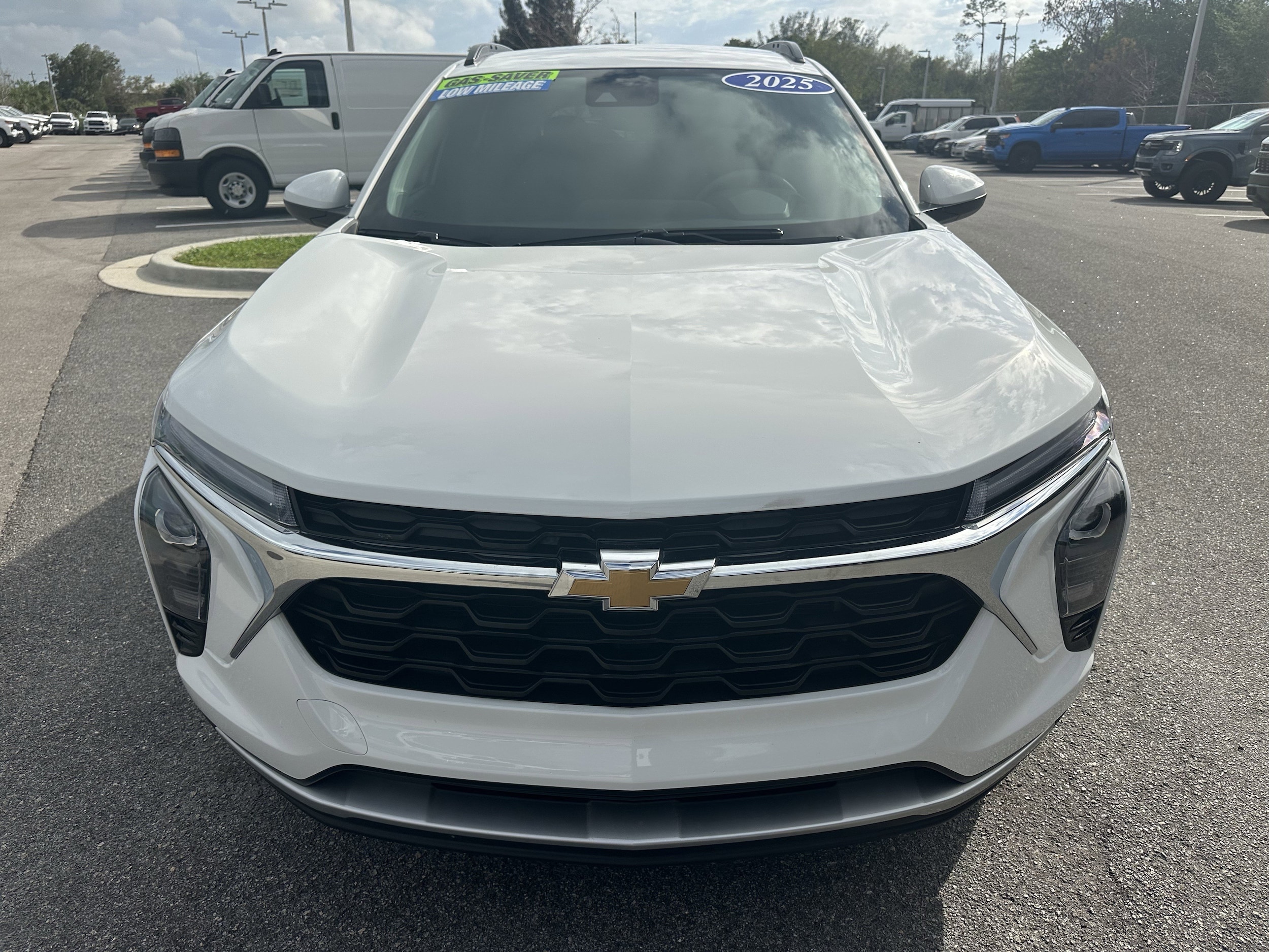 2025 Chevrolet Trax LT photo 2