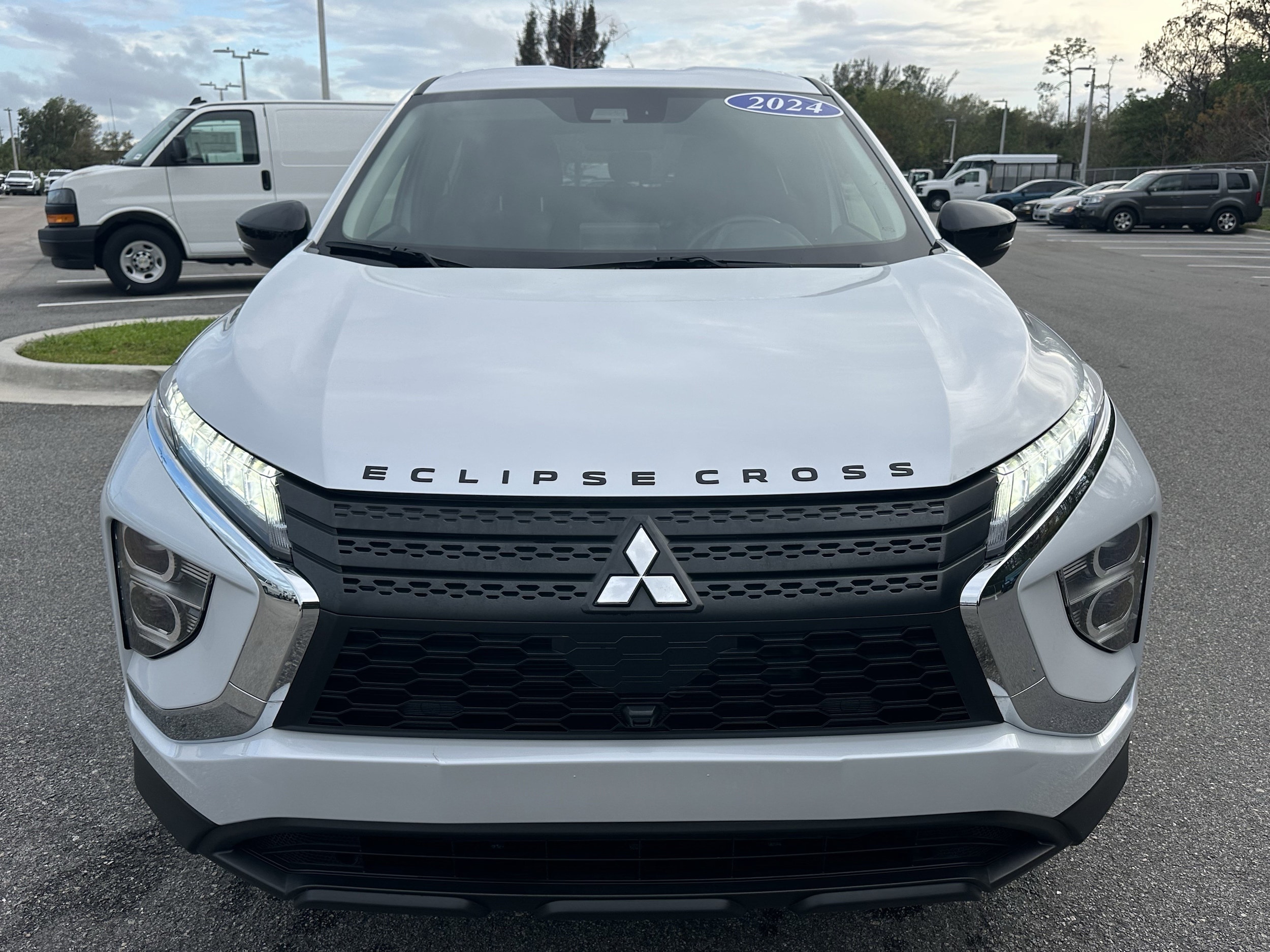 2024 Mitsubishi Eclipse Cross LE photo 2