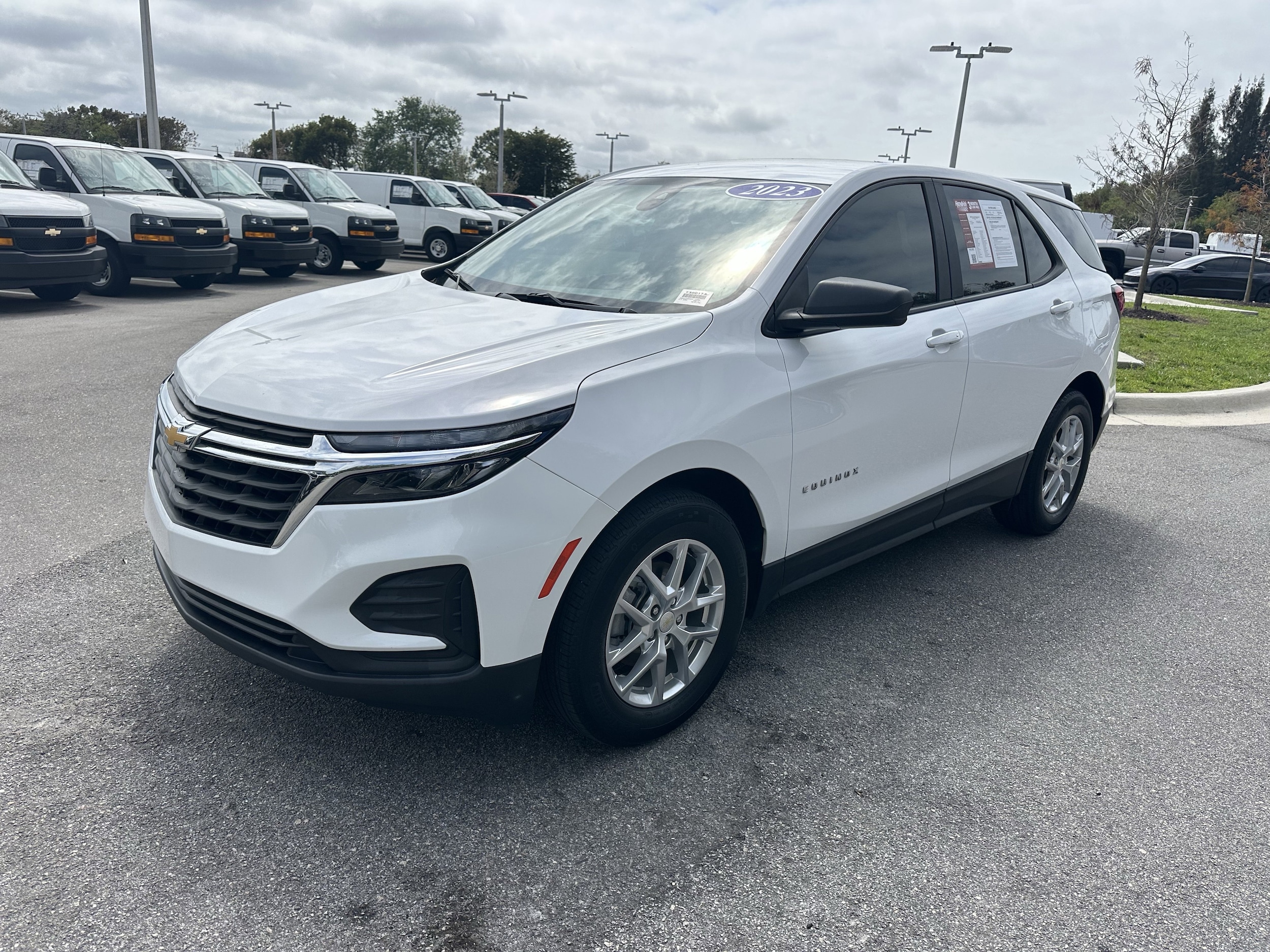 2023 Chevrolet Equinox LS photo 4