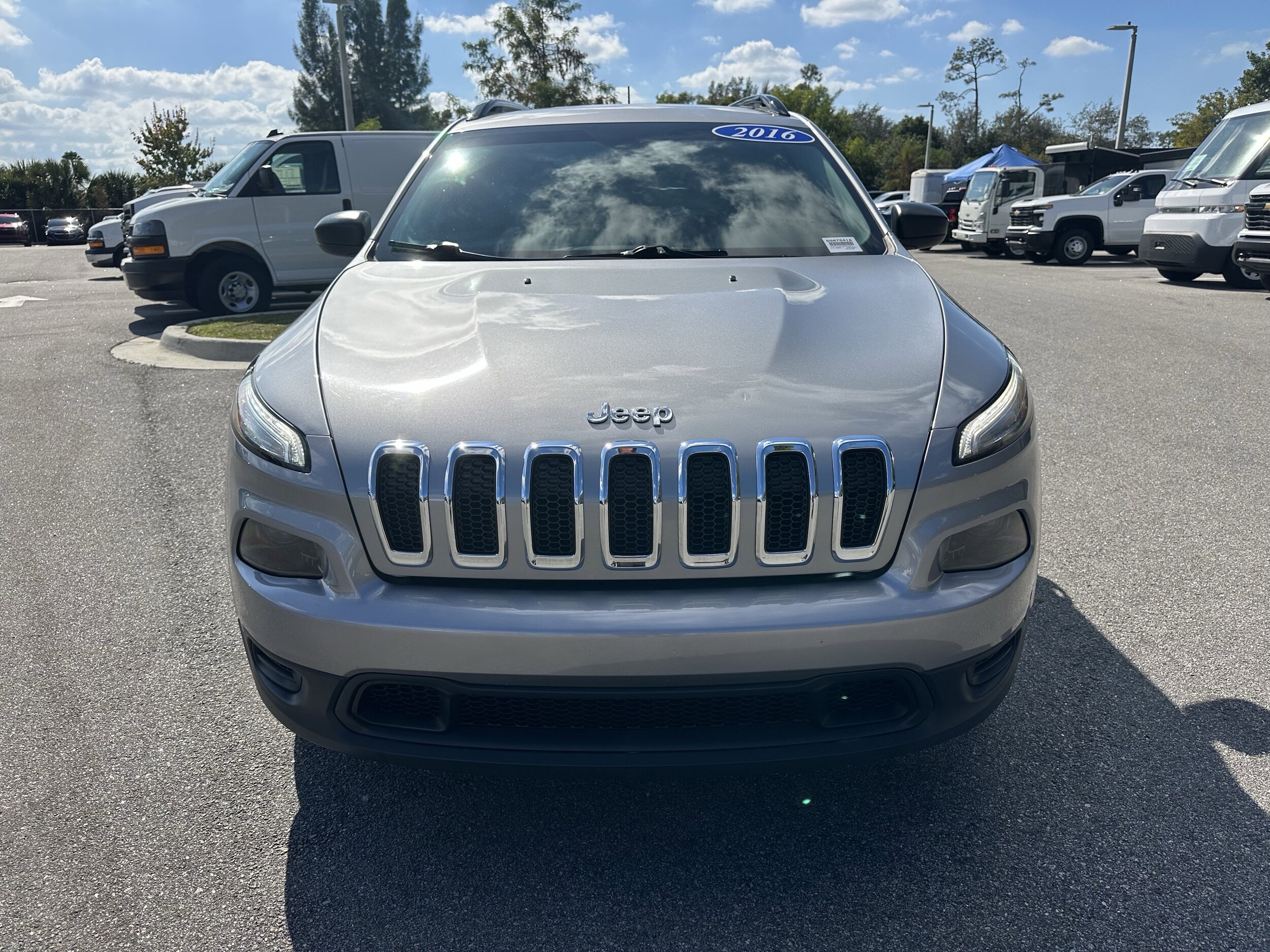 2016 Jeep Cherokee Sport photo 3