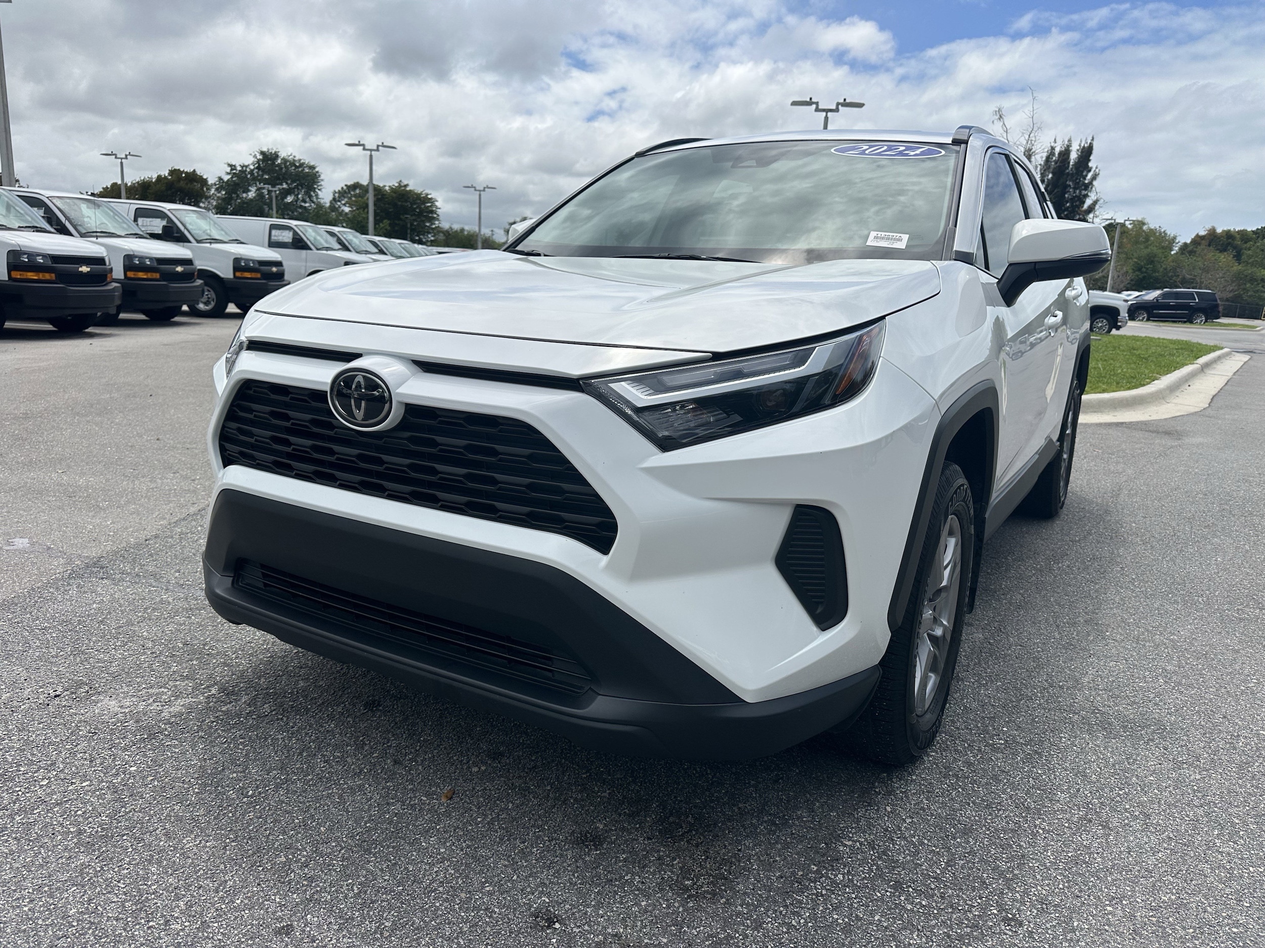 2024 Toyota RAV4 XLE photo 5
