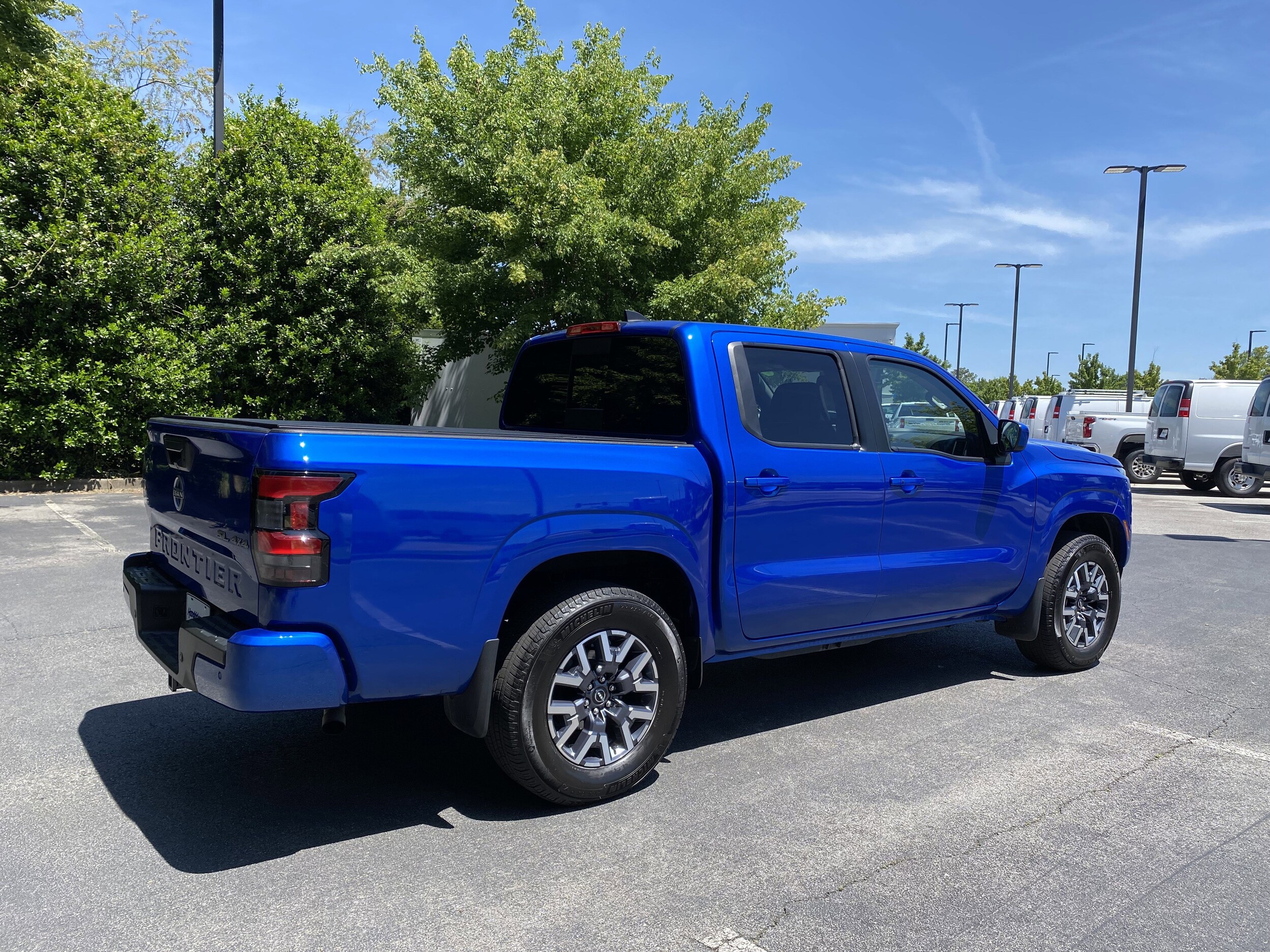 2024 Nissan Frontier SL photo 3