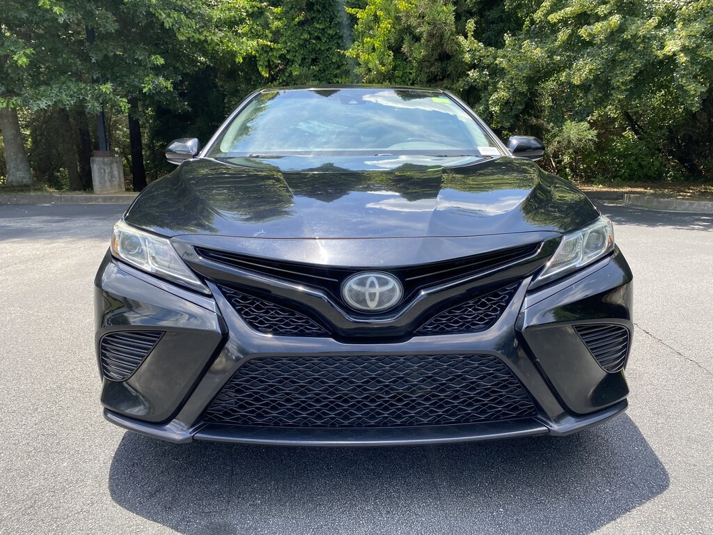 Used 2018 Toyota Camry SE Sedan