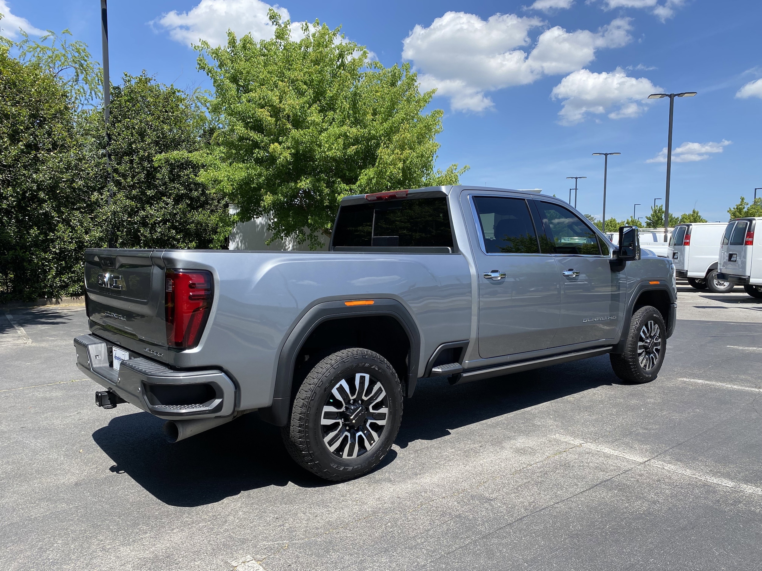 2025 GMC Sierra 2500HD Denali Ultimate photo 3