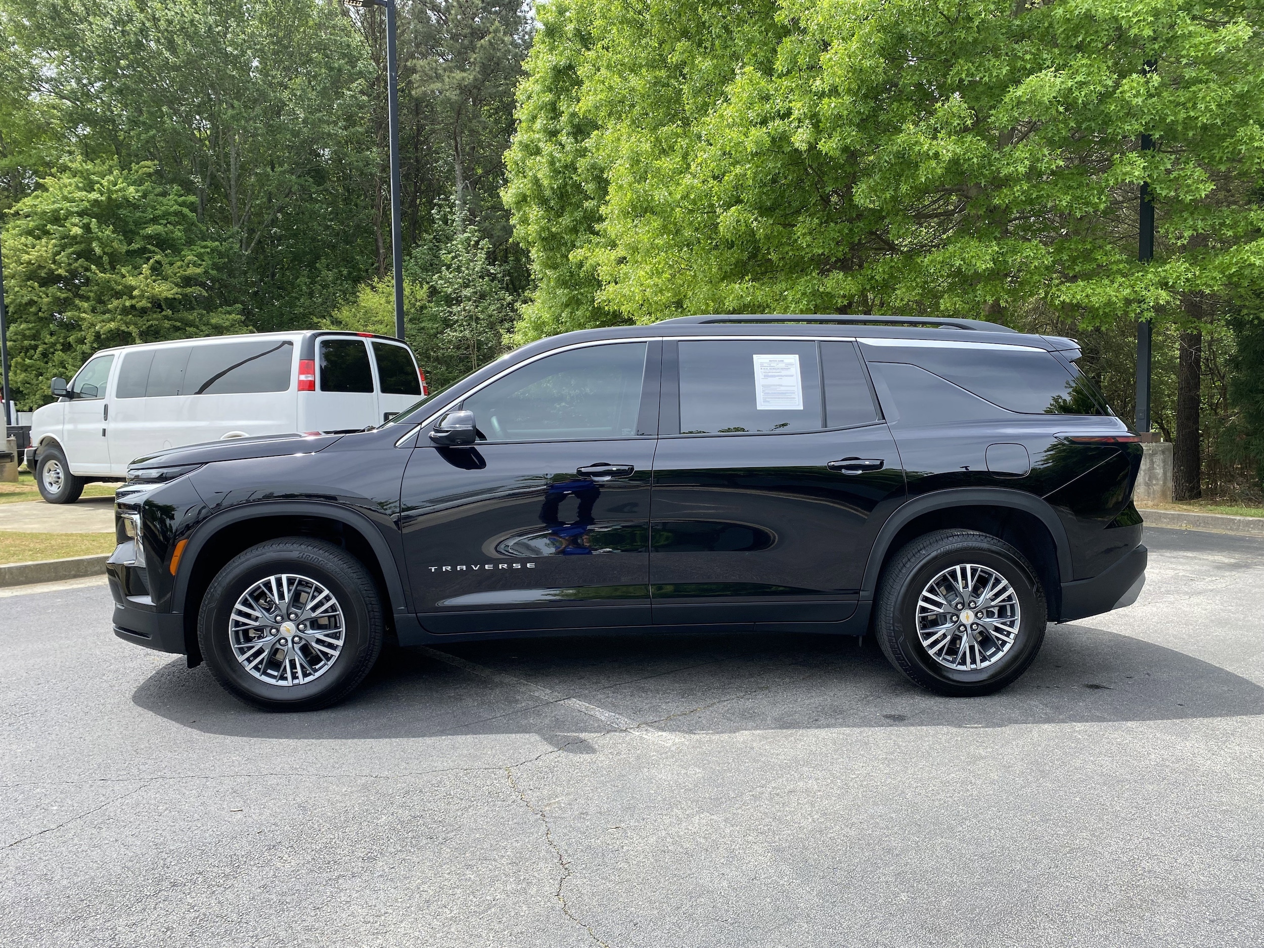 2025 Chevrolet Traverse FWD LT photo 4